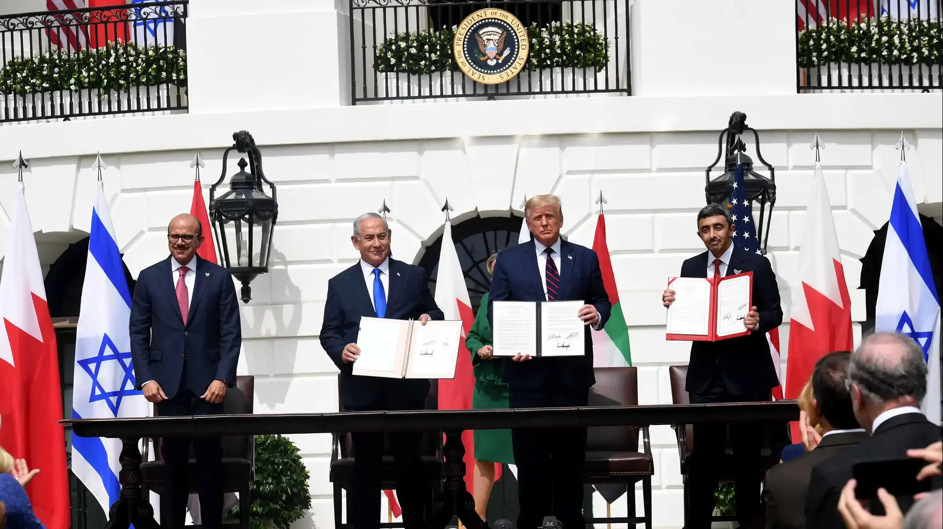 נשיא ארה"ב טראמפ עם ראש הממשלה נתניהו ושרי החוץ של בחריין והאמירויות בטקס חתימת הסכמי הנרמול עם האמירויות ובחריין, הבית הלבן, וושינגטון, 15 בספטמבר 2020 נשיא ארה"ב טראמפ עם ראש הממשלה נתניהו ושרי החוץ של בחריין והאמירויות בטקס חתימת הסכמי הנרמול עם האמירויות ובחריין, הבית הלבן, וושינגטון, 15 בספטמבר 2020