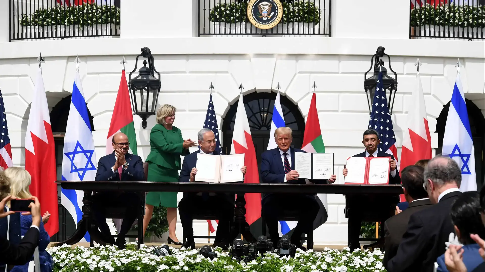 נשיא ארה"ב טראמפ עם ראש הממשלה נתניהו ושרי החוץ של בחריין והאמירויות בטקס חתימת הסכמי הנרמול עם האמירויות ובחריין, הבית הלבן, וושינגטון, 15 בספטמבר 2020