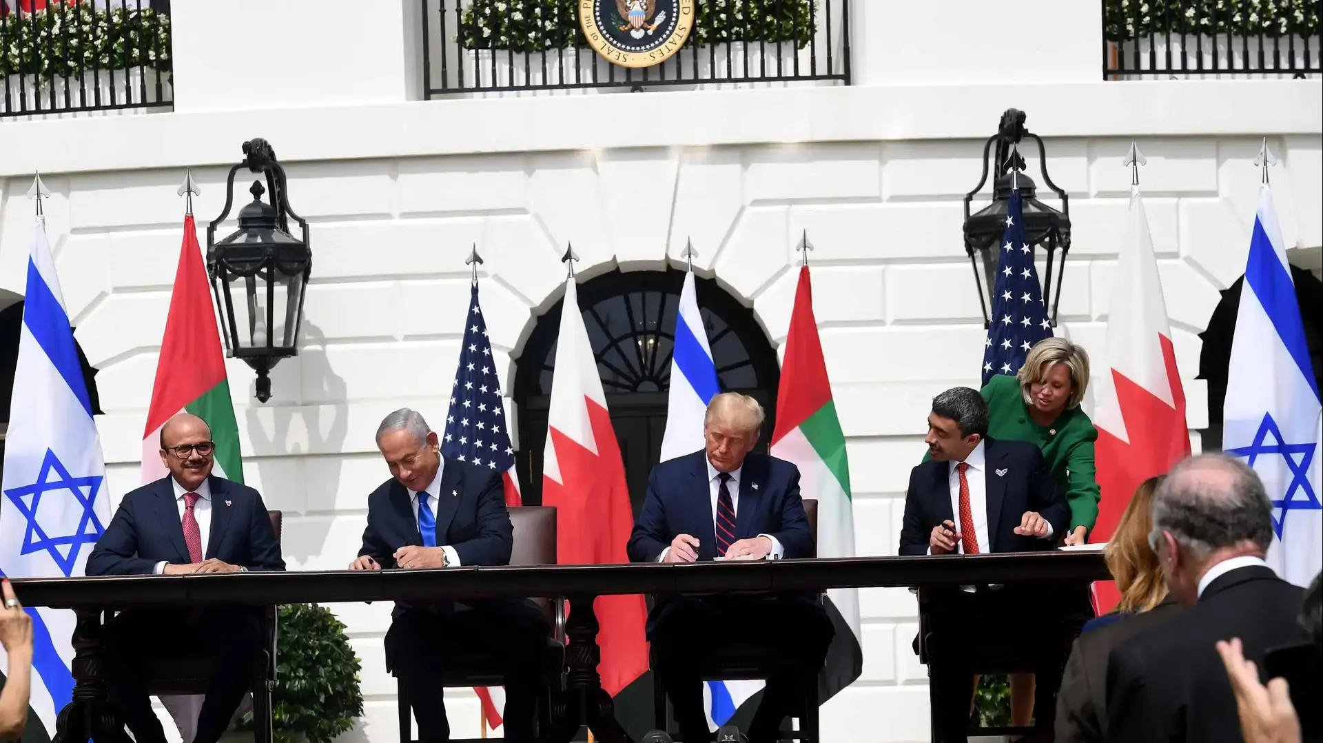 נשיא ארה"ב טראמפ עם ראש הממשלה נתניהו ושרי החוץ של בחריין והאמירויות בטקס חתימת הסכמי הנרמול עם האמירויות ובחריין, הבית הלבן, וושינגטון, 15 בספטמבר 2020 נשיא ארה"ב טראמפ עם ראש הממשלה נתניהו ושרי החוץ של בחריין והאמירויות בטקס חתימת הסכמי הנרמול עם האמירויות ובחריין, הבית הלבן, וושינגטון, 15 בספטמבר 2020