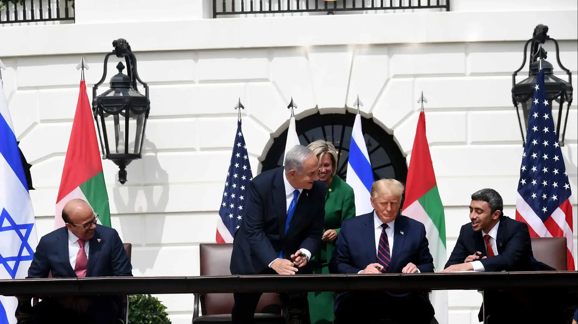 נשיא ארה"ב טראמפ עם ראש הממשלה נתניהו ושרי החוץ של בחריין והאמירויות בטקס חתימת הסכמי הנרמול עם האמירויות ובחריין, הבית הלבן, וושינגטון, 15 בספטמבר 2020 נשיא ארה"ב טראמפ עם ראש הממשלה נתניהו ושרי החוץ של בחריין והאמירויות בטקס חתימת הסכמי הנרמול עם האמירויות ובחריין, הבית הלבן, וושינגטון, 15 בספטמבר 2020