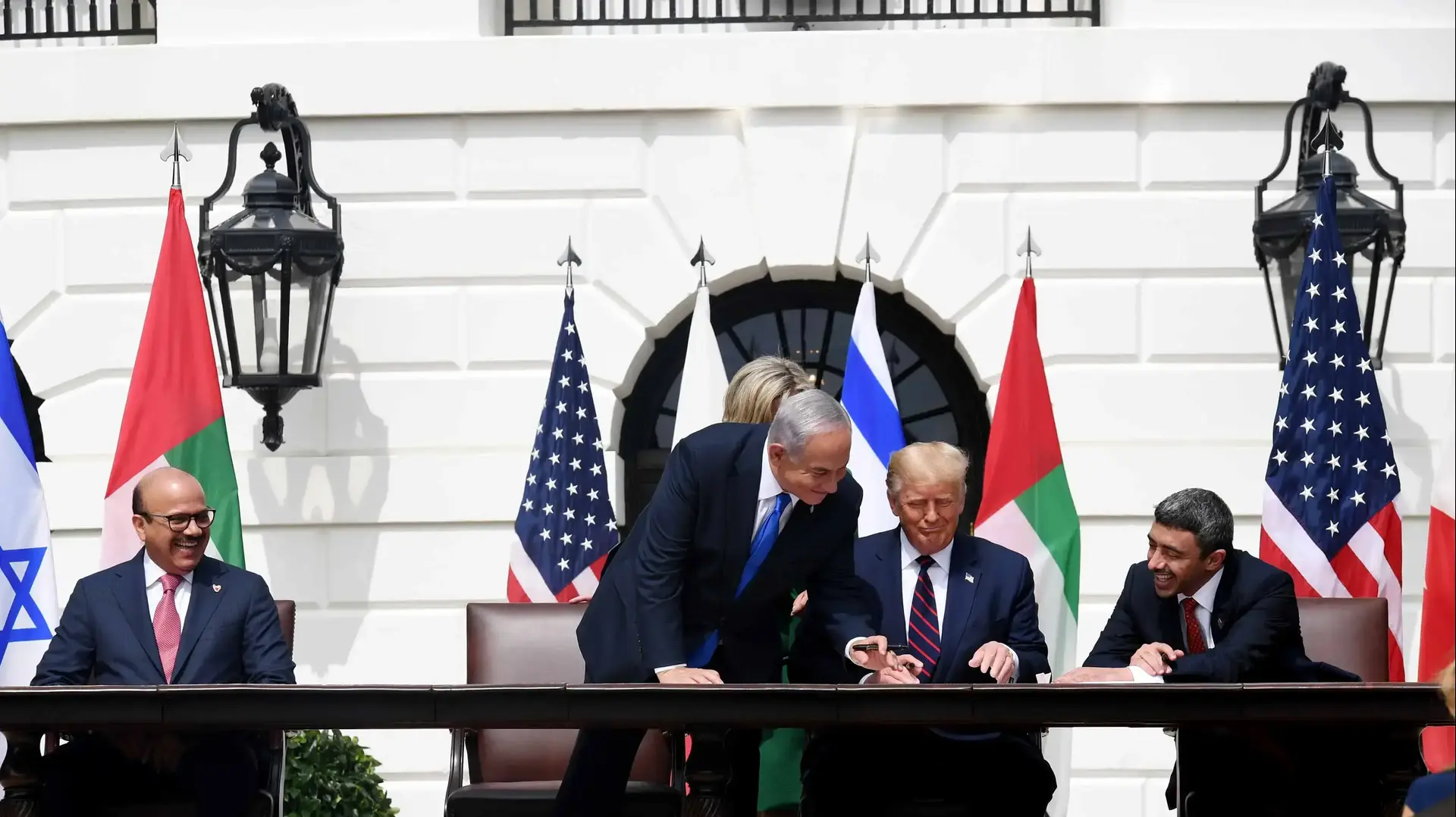 נשיא ארה"ב טראמפ עם ראש הממשלה נתניהו ושרי החוץ של בחריין והאמירויות בטקס חתימת הסכמי הנרמול עם האמירויות ובחריין, הבית הלבן, וושינגטון, 15 בספטמבר 2020 נשיא ארה"ב טראמפ עם ראש הממשלה נתניהו ושרי החוץ של בחריין והאמירויות בטקס חתימת הסכמי הנרמול עם האמירויות ובחריין, הבית הלבן, וושינגטון, 15 בספטמבר 2020