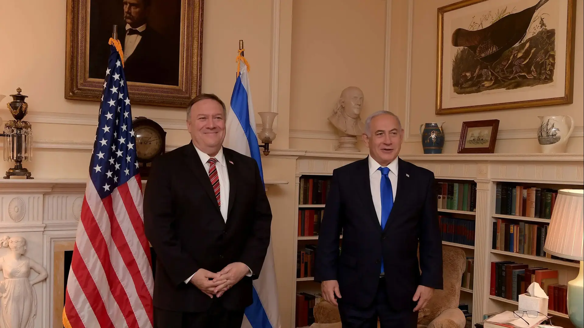 פגישת ראש הממשלה, בנימין נתניהו, עם שר החוץ האמריקני, מייק פומפאו. לאחר חתימת הסכם הנורמליזציה בין ישראל לאיחוד האמירויות. 16 בספטמבר 2020 פגישת ראש הממשלה, בנימין נתניהו, עם שר החוץ האמריקני, מייק פומפאו. לאחר חתימת הסכם הנורמליזציה בין ישראל לאיחוד האמירויות. 16 בספטמבר 2020