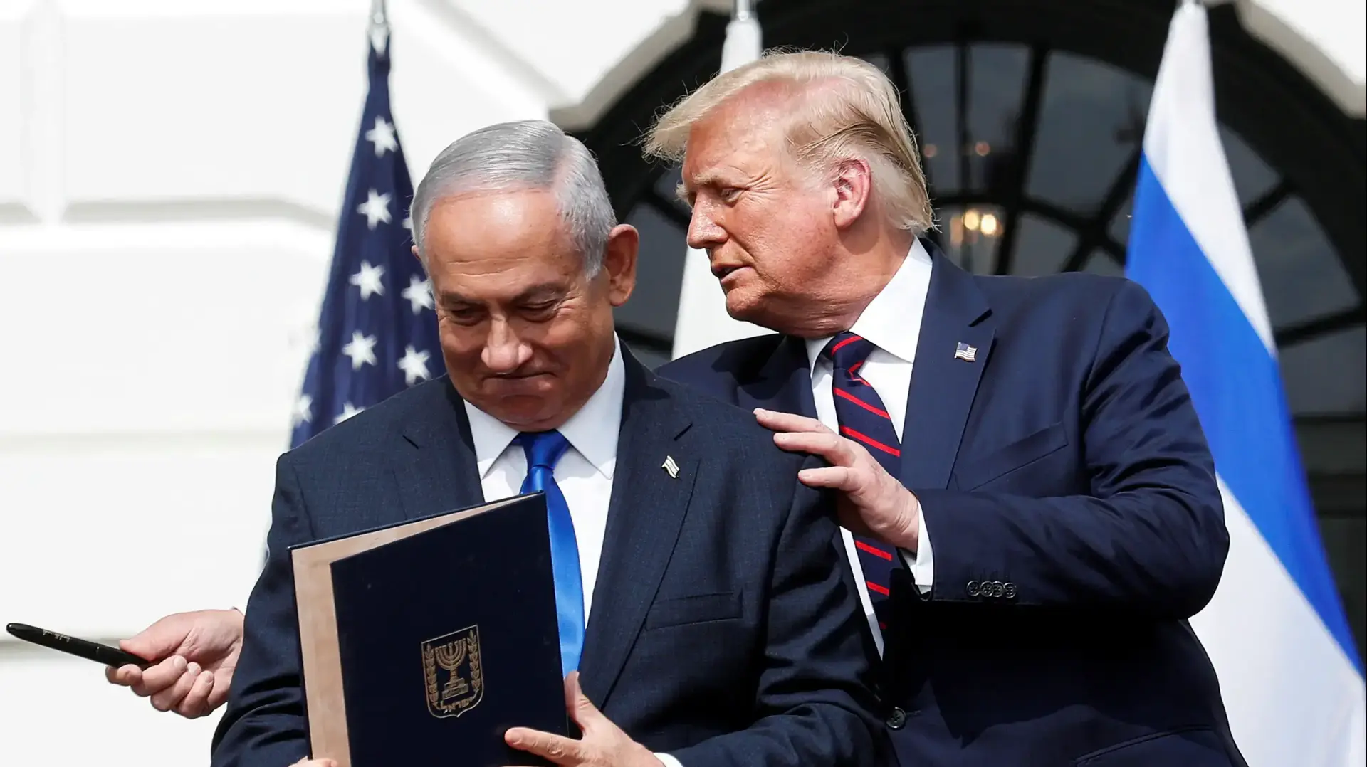 נשיא ארה"ב טראמפ עם ראש הממשלה נתניהו ושרי החוץ של בחריין והאמירויות בטקס חתימת הסכמי הנרמול עם האמירויות ובחריין, הבית הלבן, וושינגטון, 15 בספטמבר 2020 נשיא ארה"ב טראמפ עם ראש הממשלה נתניהו ושרי החוץ של בחריין והאמירויות בטקס חתימת הסכמי הנרמול עם האמירויות ובחריין, הבית הלבן, וושינגטון, 15 בספטמבר 2020