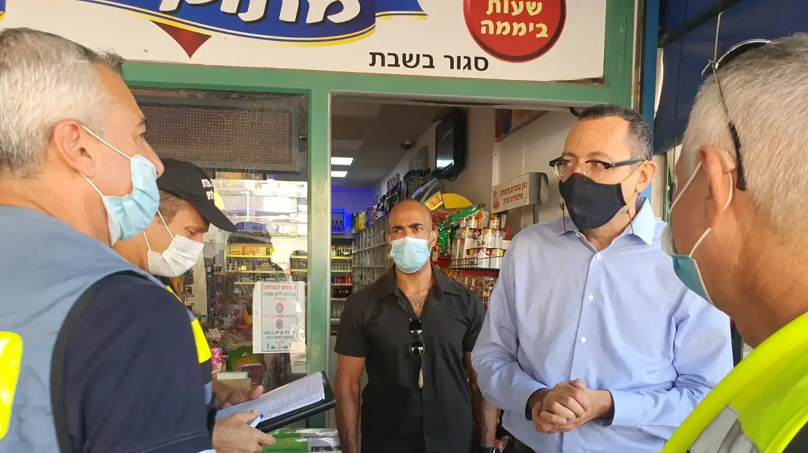 ח"כ צבי האוזר, במהלך ביקורו במרכז המסחרי באשדוד בו ניזוקו מספר חנויות בעקבות הירי הרקטי מעזה 16 בפסטמבר 2020 ח"כ צבי האוזר, במהלך ביקורו במרכז המסחרי באשדוד בו ניזוקו מספר חנויות בעקבות הירי הרקטי מעזה 16 בפסטמבר 2020