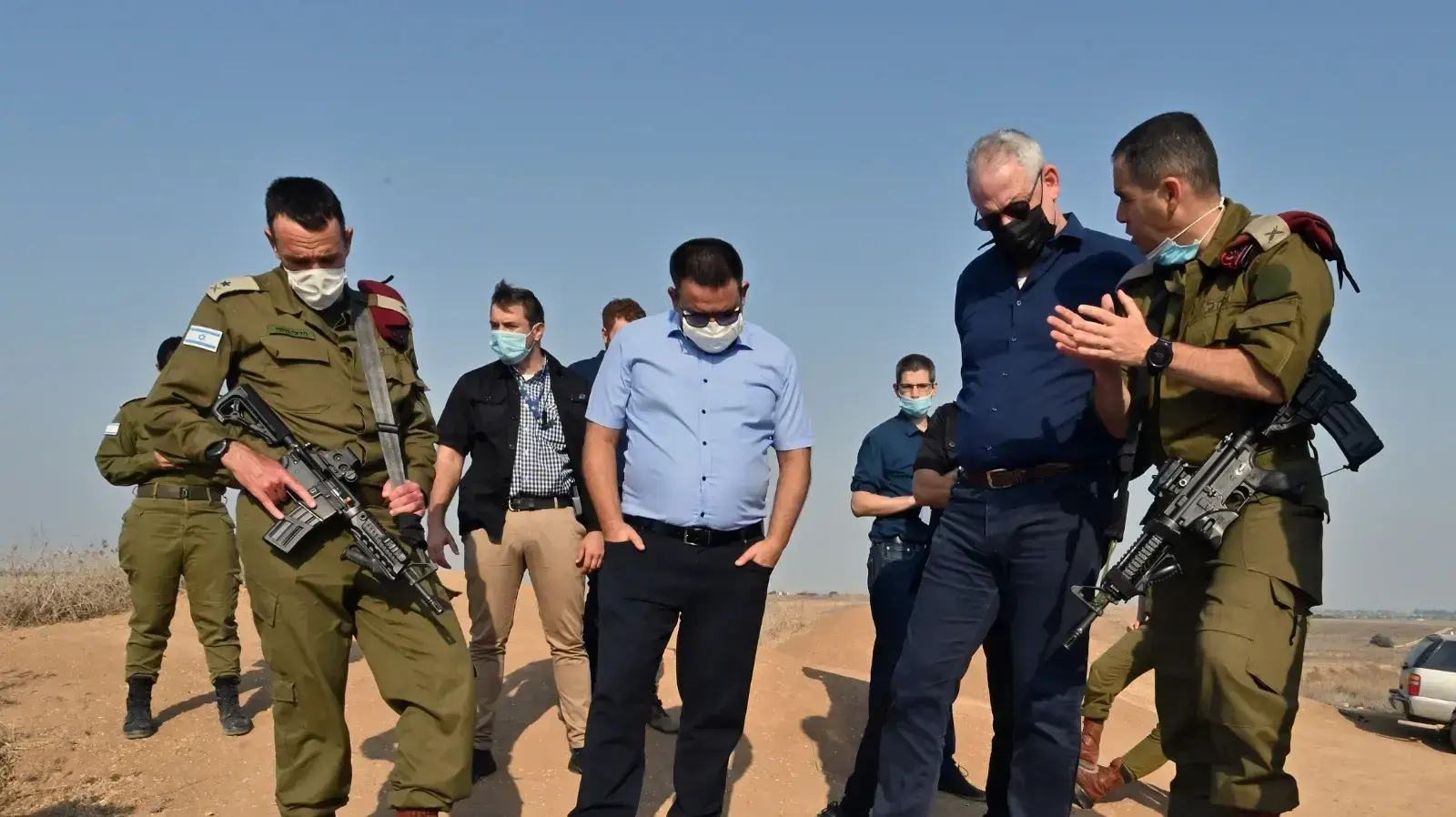 שר הביטחון, בני גנץ, ביקר באוגדת עזה, עם השר לנושאים אזרחיים וחברתיים במשרד הביטחון מיכאל ביטון, מפקד פיקוד הדרום, אלוף הרצי הלוי ומפקד אוגדת עזה, תא"ל נמרוד אלוני, 16 בספטמבר 2020 שר הביטחון, בני גנץ, ביקר באוגדת עזה, עם השר לנושאים אזרחיים וחברתיים במשרד הביטחון מיכאל ביטון, מפקד פיקוד הדרום, אלוף הרצי הלוי ומפקד אוגדת עזה, תא"ל נמרוד אלוני, 16 בספטמבר 2020