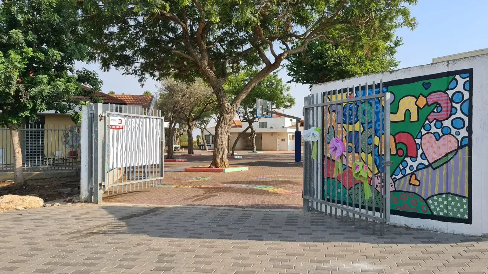 בית ספר יסודי החיטה בזכרון יעקב, בו חלה התפרצות גדולה של קורונה, 27 תלמידים אובחנו חיוביים לנגיף. בית ספר יסודי החיטה בזכרון יעקב, בו חלה התפרצות גדולה של קורונה, 27 תלמידים אובחנו חיוביים לנגיף.