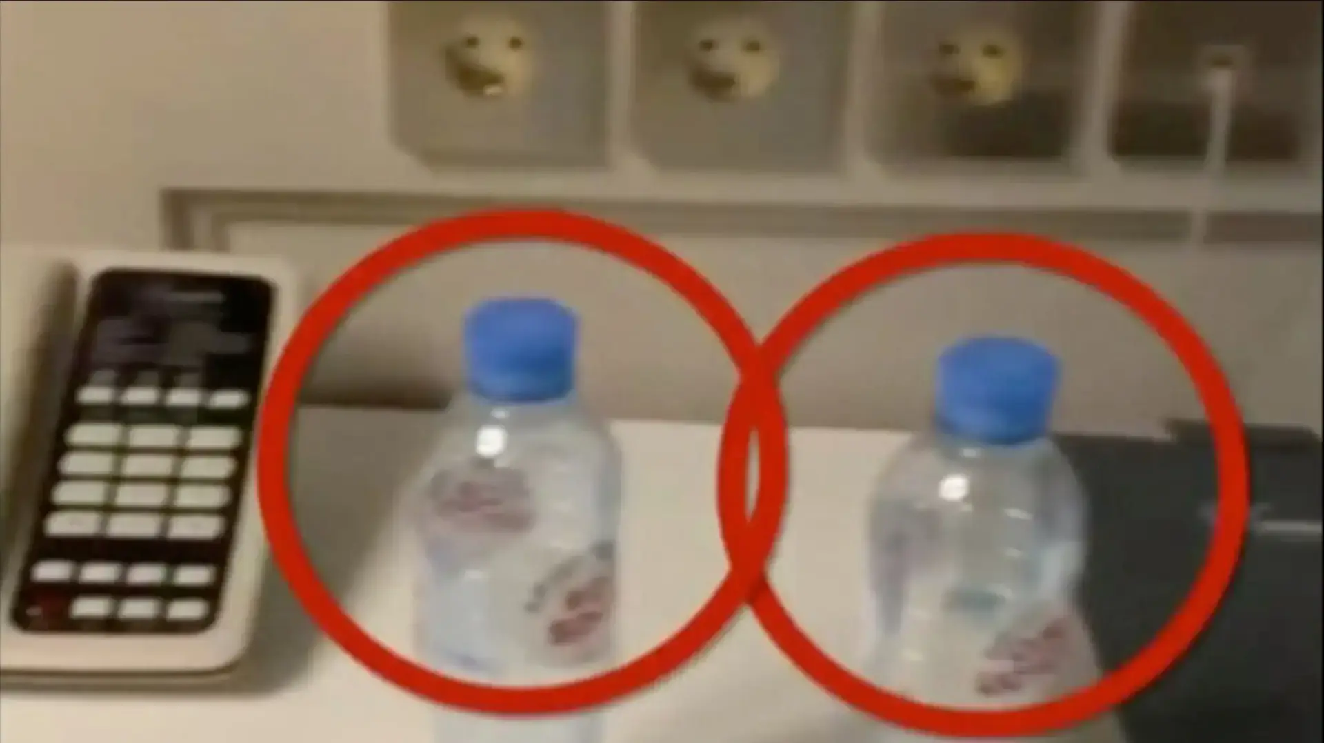 בקבוקי מים שנמצאו בחדר המלון של אלכסיי נבלני בעיר טומסק, רוסיה, אוגוסט 2020