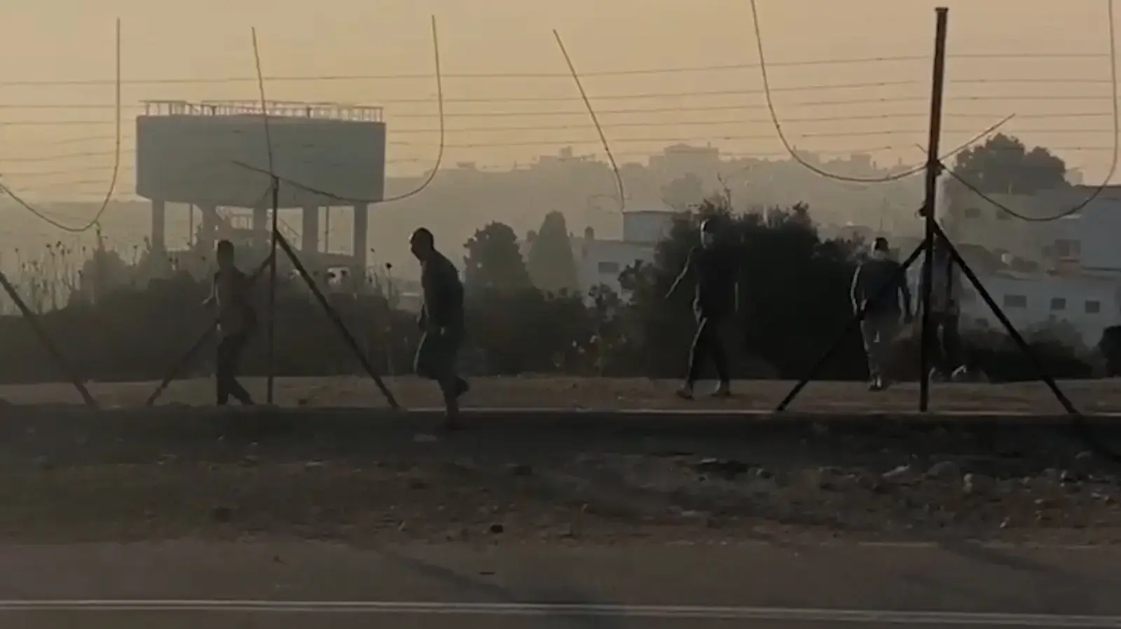 פלסטינים נכנסים באין מפריע לישראל פלסטינים נכנסים באין מפריע לישראל