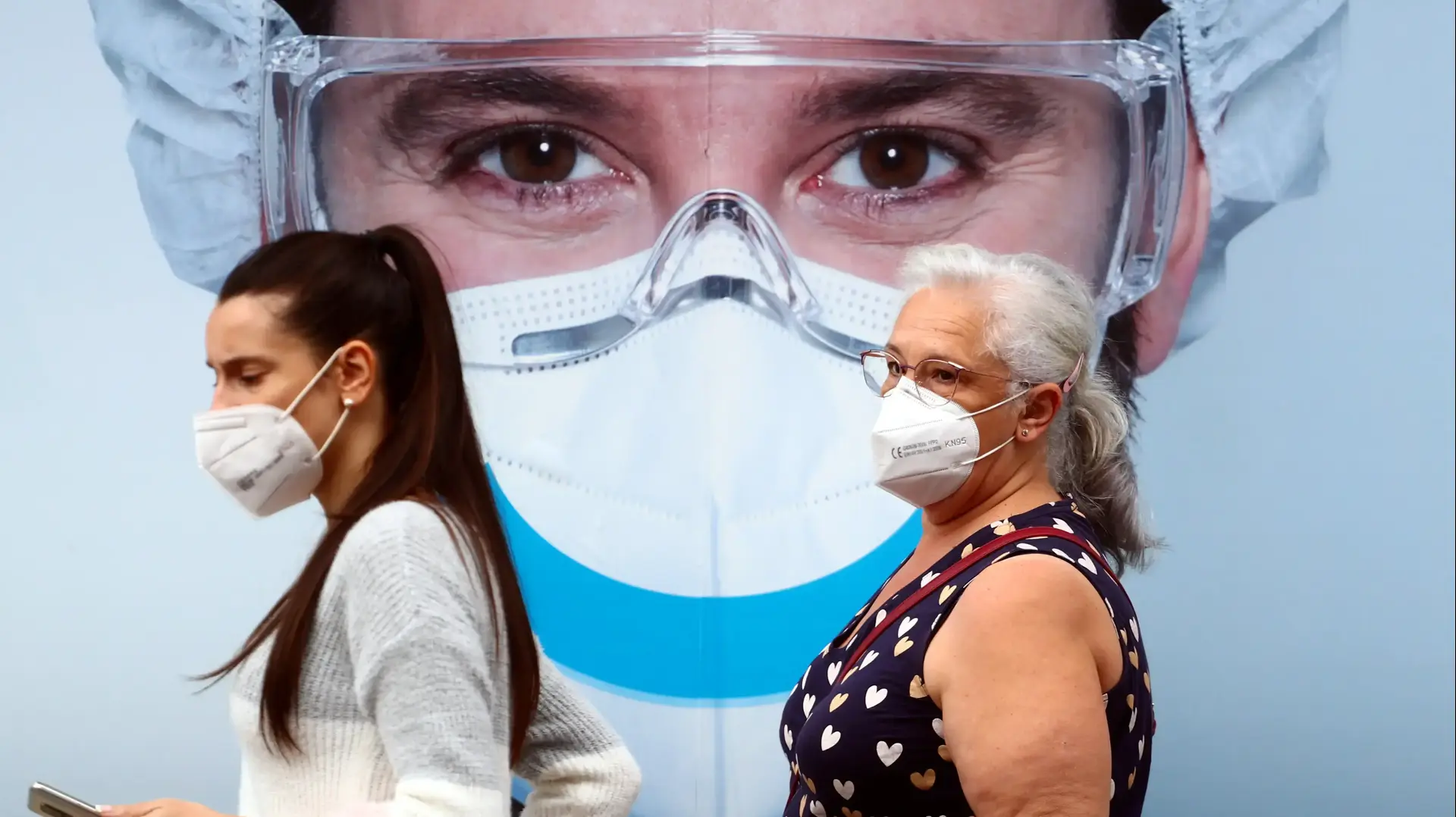 נשים עוטות מסיכות במדריד, 18 בספטמבר 2020 נשים עוטות מסיכות במדריד, 18 בספטמבר 2020