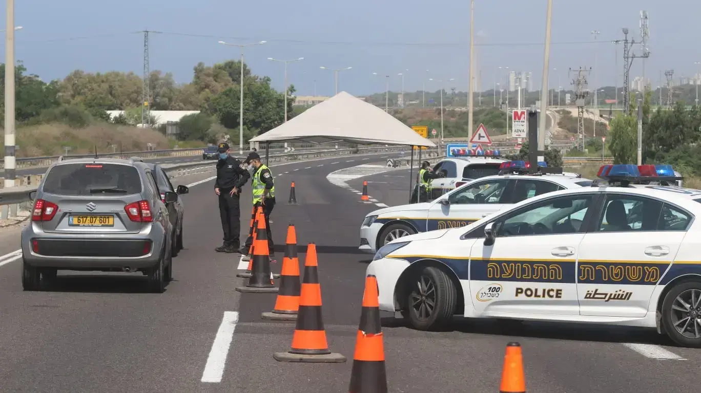 מחסום של משטרת התנועה כביש 2 מחלף בית ינאי לצפון במהלך סגר חגי תשרי, 19 בספטמבר 2020