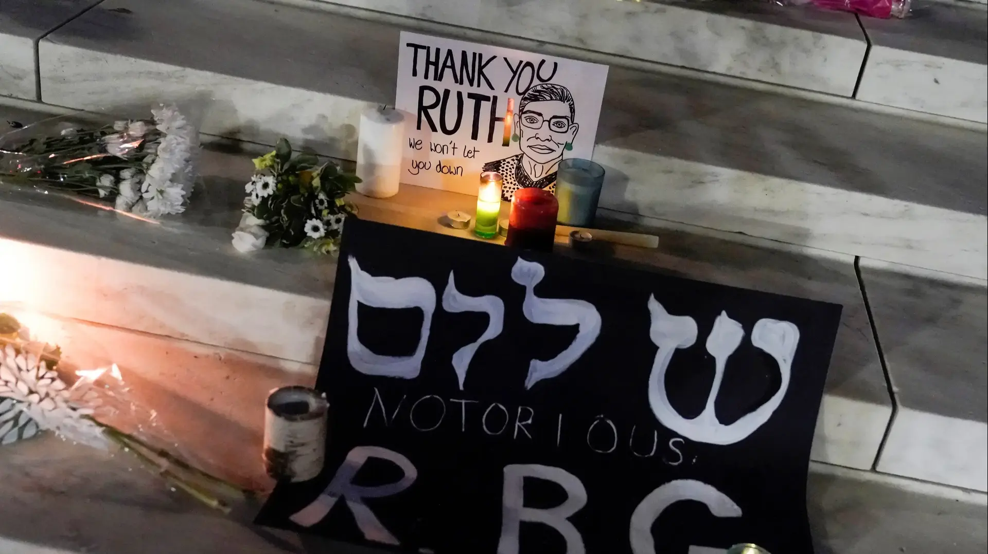 נרות זיכרון במדרגות בית המשפט העליון של ארה"ב בוושינגטון אחרי מותה של השופטת רות ביידר גינסבורג, 19 בספטמבר 2020 נרות זיכרון במדרגות בית המשפט העליון של ארה"ב בוושינגטון אחרי מותה של השופטת רות ביידר גינסבורג, 19 בספטמבר 2020