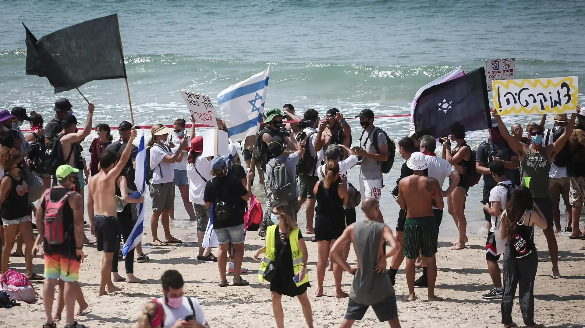 הפגנה בחוף הים בתל אביב נגד הסגר ומגבלות הקורונה, 19 בספטמבר 2020