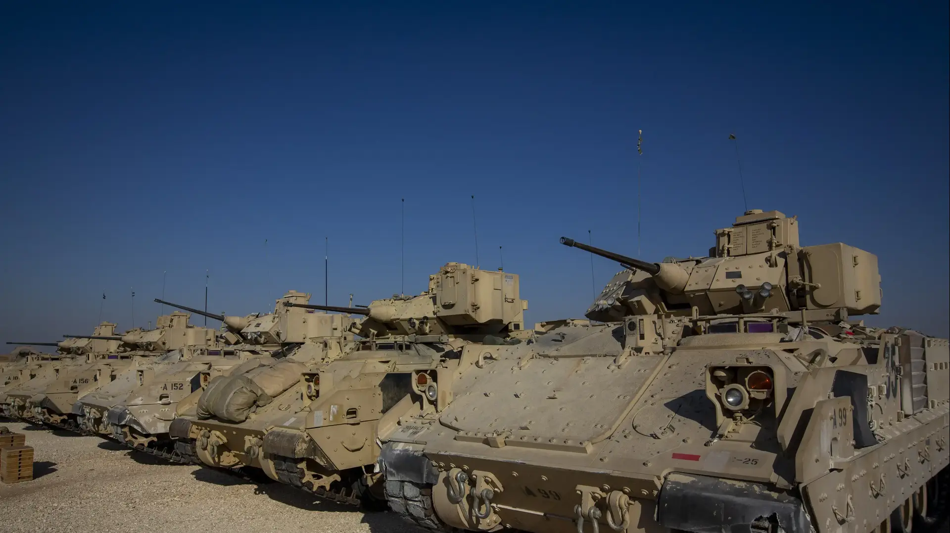 כלי רכב מדגם בראדלי של צבא ארה"ב בבסיס במזרח סוריה, 11 בנובמבר 2019 כלי רכב מדגם בראדלי של צבא ארה"ב בבסיס במזרח סוריה, 11 בנובמבר 2019