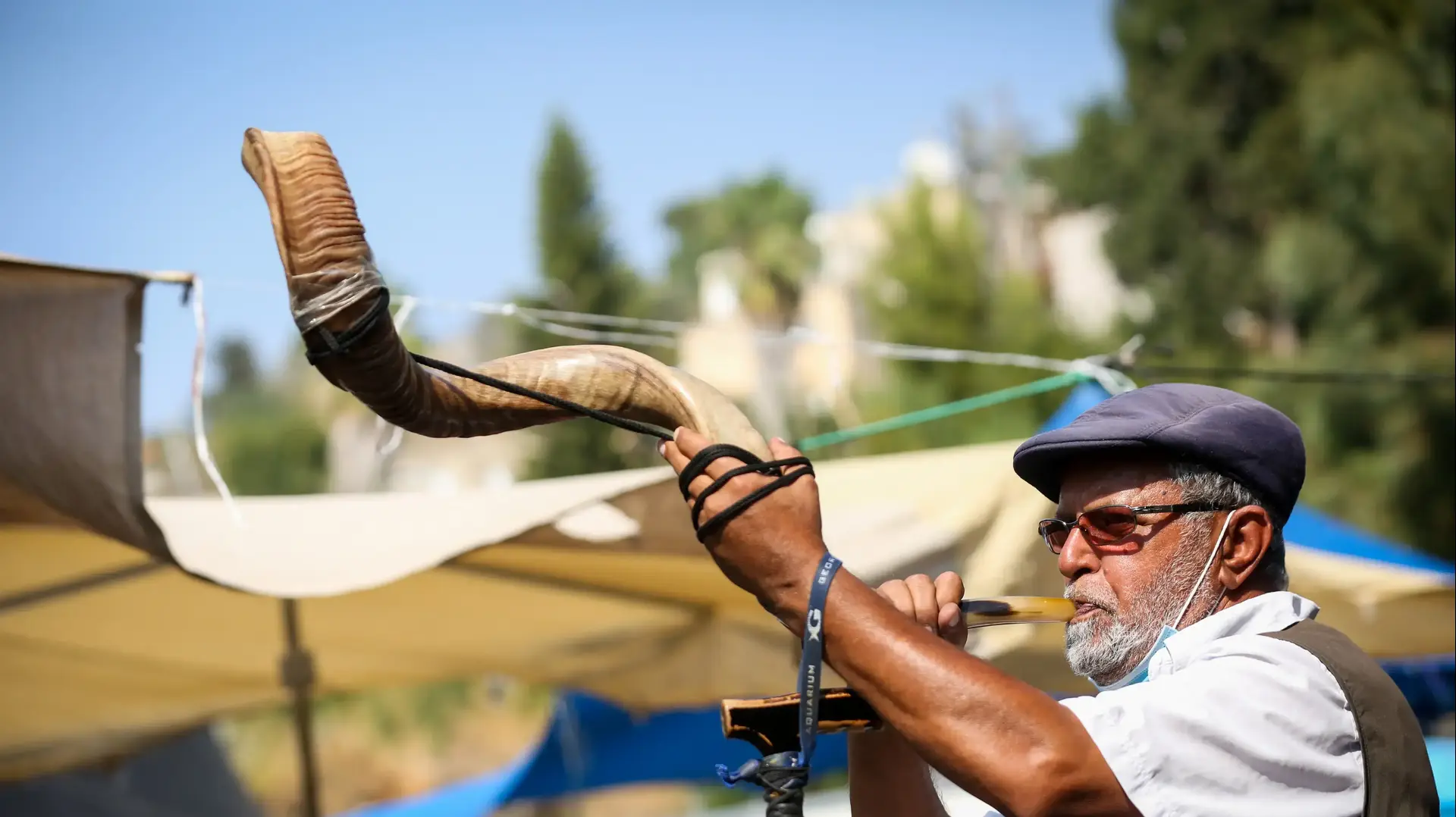 אדם תוקע בשופר לקראת ראש השנה. 16 בספטמבר 2020