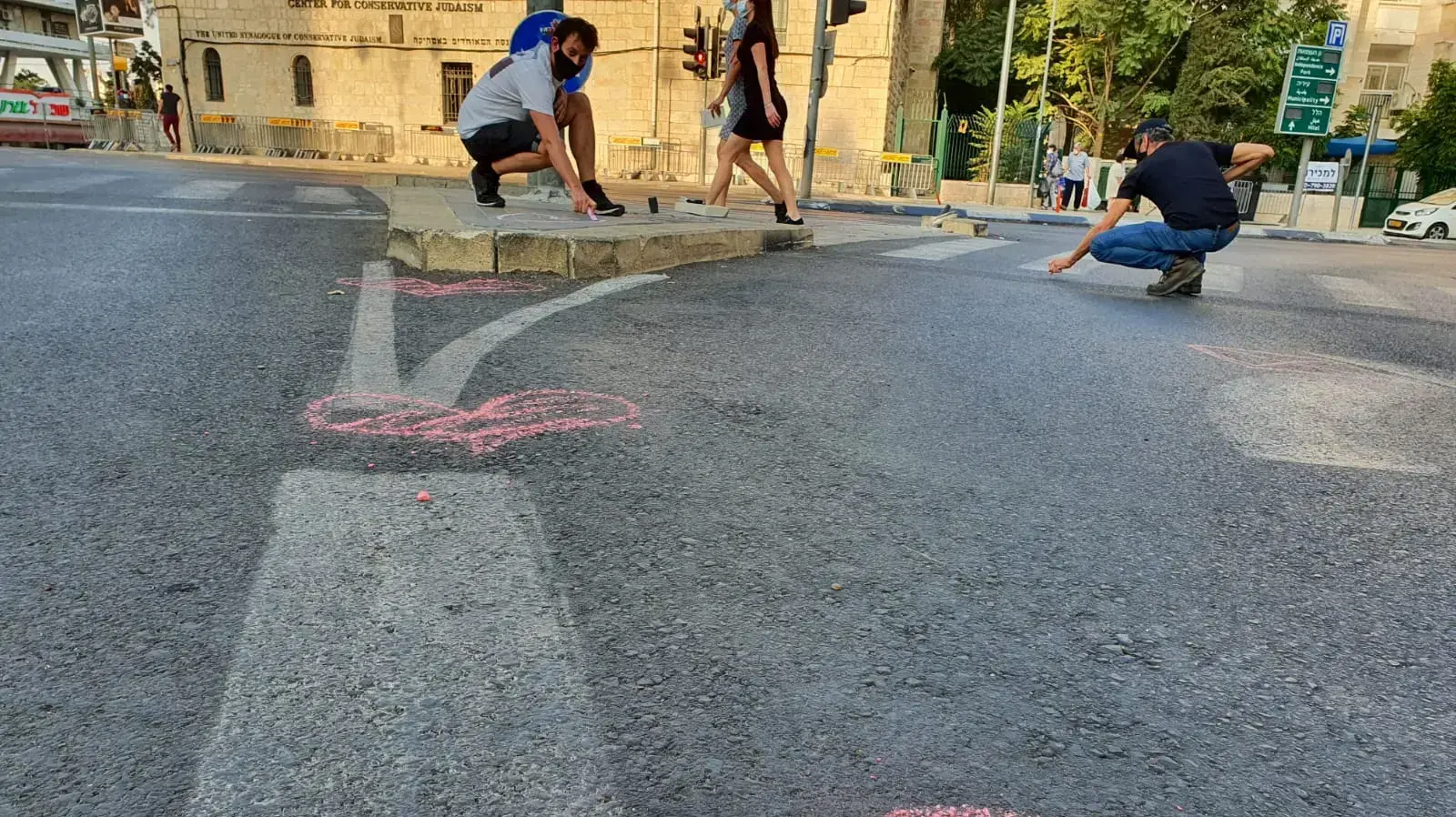 מפגינים מסמנים מקומות עמידה לשמירת מרחק לקראת ההפגנה השבועית נגד נתניהו והשחיתות השלטונית בירושלים, סמוך למעון ראש הממשלה ברחוב בלפור. 20 בספטמבר 2020 מפגינים מסמנים מקומות עמידה לשמירת מרחק לקראת ההפגנה השבועית נגד נתניהו והשחיתות השלטונית בירושלים, סמוך למעון ראש הממשלה ברחוב בלפור. 20 בספטמבר 2020