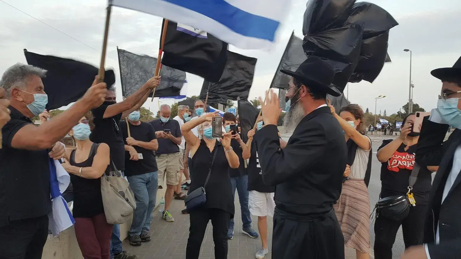 מחאת הדגלים השחורים- תקיעת שופר בגשר קק"ל, 20 בספטמבר 2020 מחאת הדגלים השחורים- תקיעת שופר בגשר קק"ל, 20 בספטמבר 2020