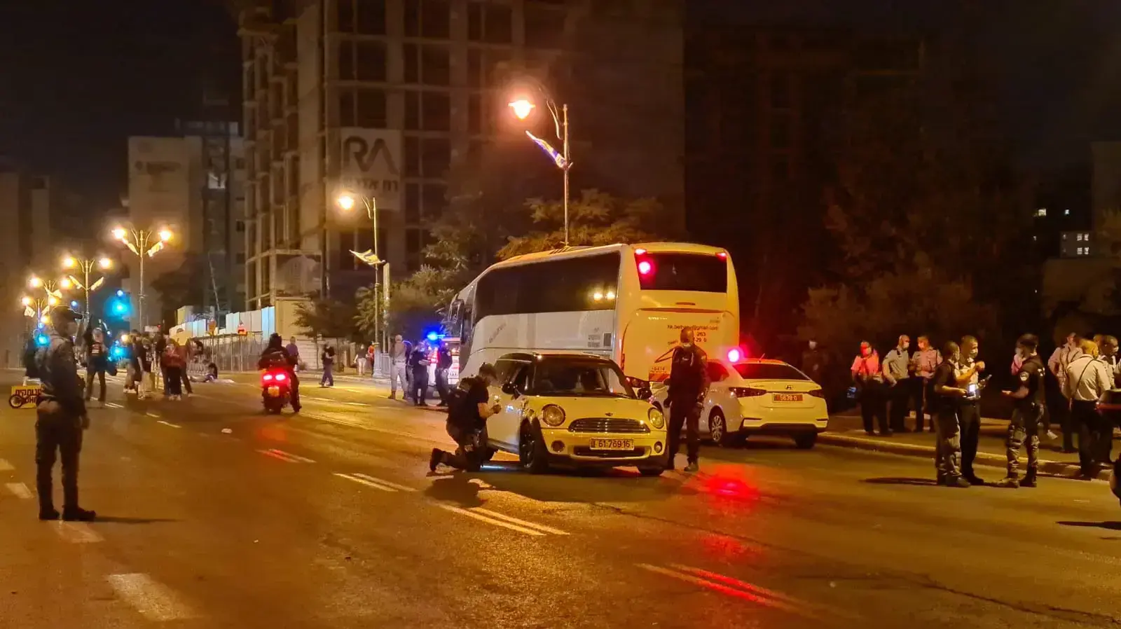 כוחות משטרה עצרו חשוד שהגיע במהירות עם רכב לכיוון מחסומי המשטרה ברחוב קינג ג'ורג' בירושלים והיווה סכנה למפגינים והשוטרים, 20 בספטמבר 2020 כוחות משטרה עצרו חשוד שהגיע במהירות עם רכב לכיוון מחסומי המשטרה ברחוב קינג ג'ורג' בירושלים והיווה סכנה למפגינים והשוטרים, 20 בספטמבר 2020