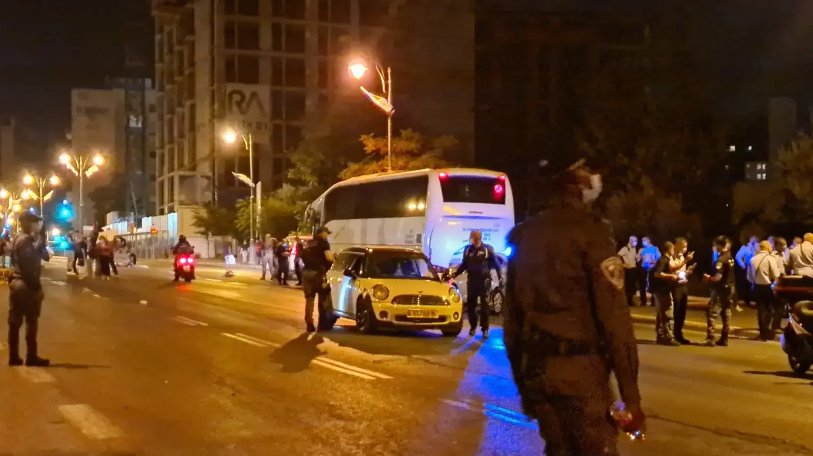 כלי רכב שנעצר לאחר שדהר במהירות מחשידה לעבר מפגינים בירושלים. 20 בספטמבר 2020 כלי רכב שנעצר לאחר שדהר במהירות מחשידה לעבר מפגינים בירושלים. 20 בספטמבר 2020