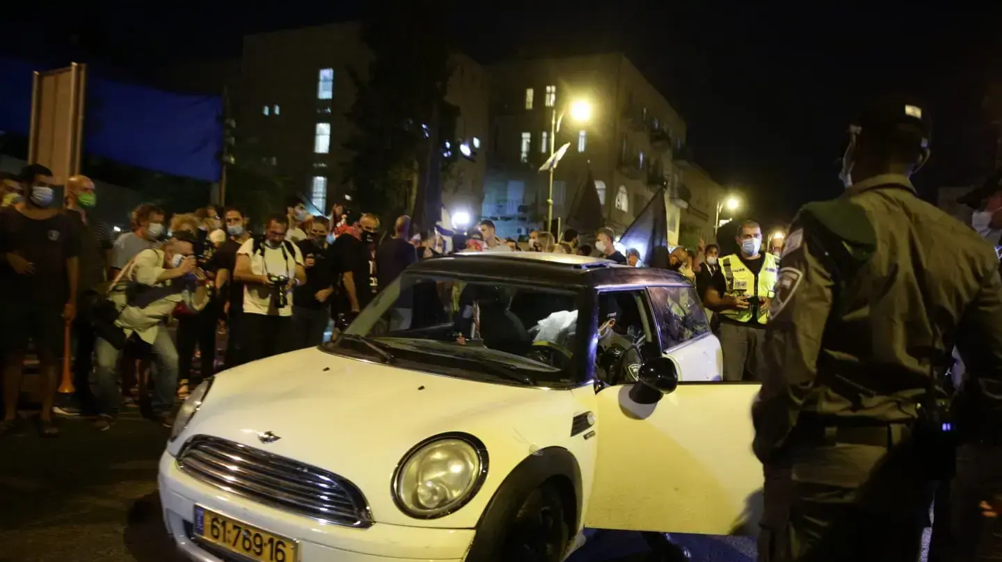 כלי רכב שדהר לעבר מפגינים סמוך למעון ראש הממשלה ברחוב בלפור בירושלים. 20 בספטמבר 2020 כלי רכב שדהר לעבר מפגינים סמוך למעון ראש הממשלה ברחוב בלפור בירושלים. 20 בספטמבר 2020
