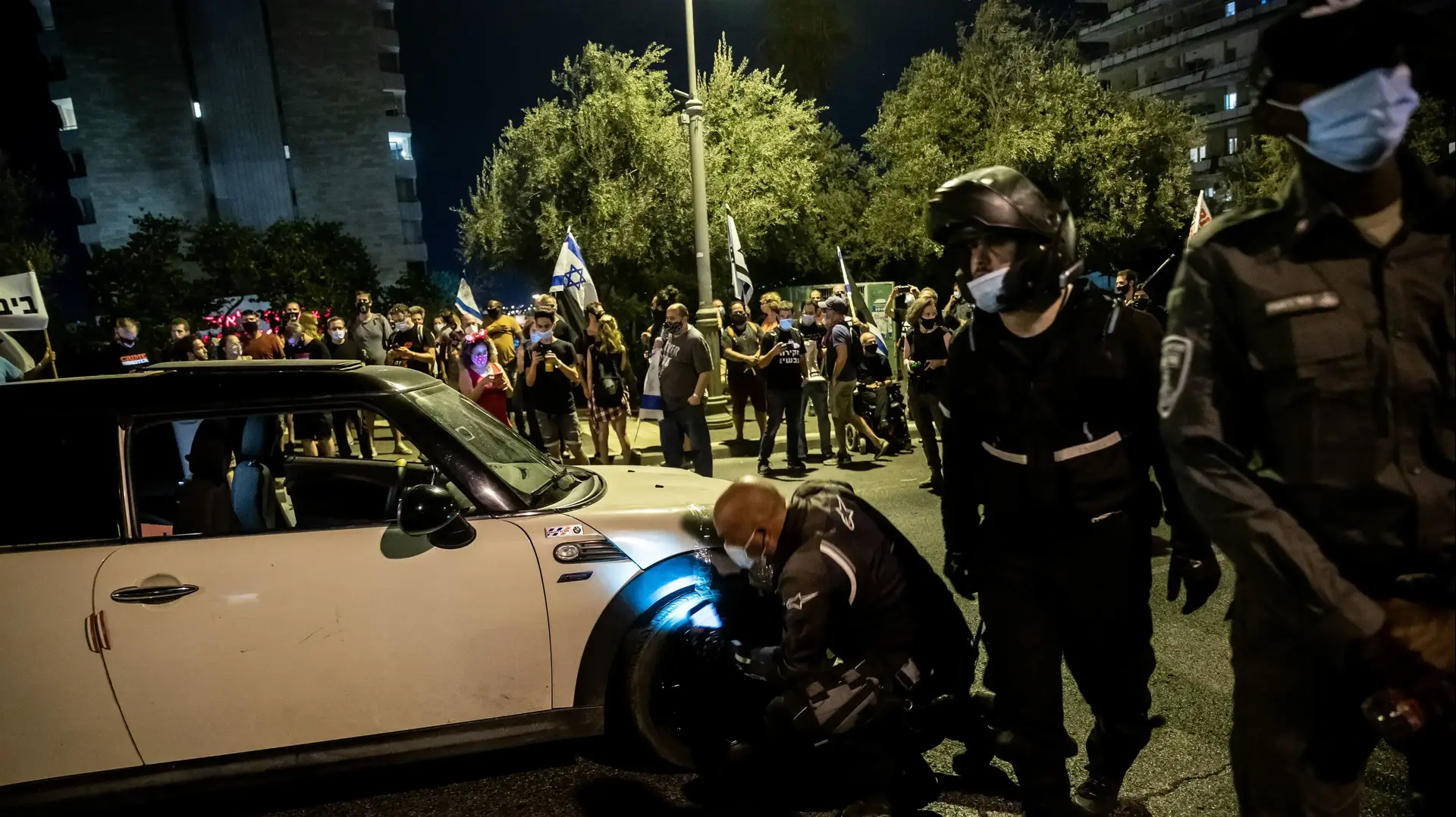 מעצר חשוד שהגיע במהירות עם רכב לכיוון מחסומי המשטרה ברחוב קינג ג'ורג' בירושלים והיווה סכנה למפגינים והשוטרים, 20 בספטמבר 2020 מעצר חשוד שהגיע במהירות עם רכב לכיוון מחסומי המשטרה ברחוב קינג ג'ורג' בירושלים והיווה סכנה למפגינים והשוטרים, 20 בספטמבר 2020