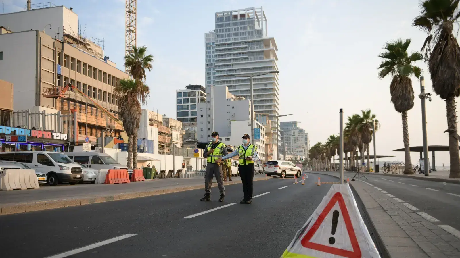 אכיפת הגבלות התנועה ברחבי הארץ במסגרת מבצע "אחריות מנצחת" של משטרת ישראל אכיפת הגבלות התנועה ברחבי הארץ במסגרת מבצע "אחריות מנצחת" של משטרת ישראל