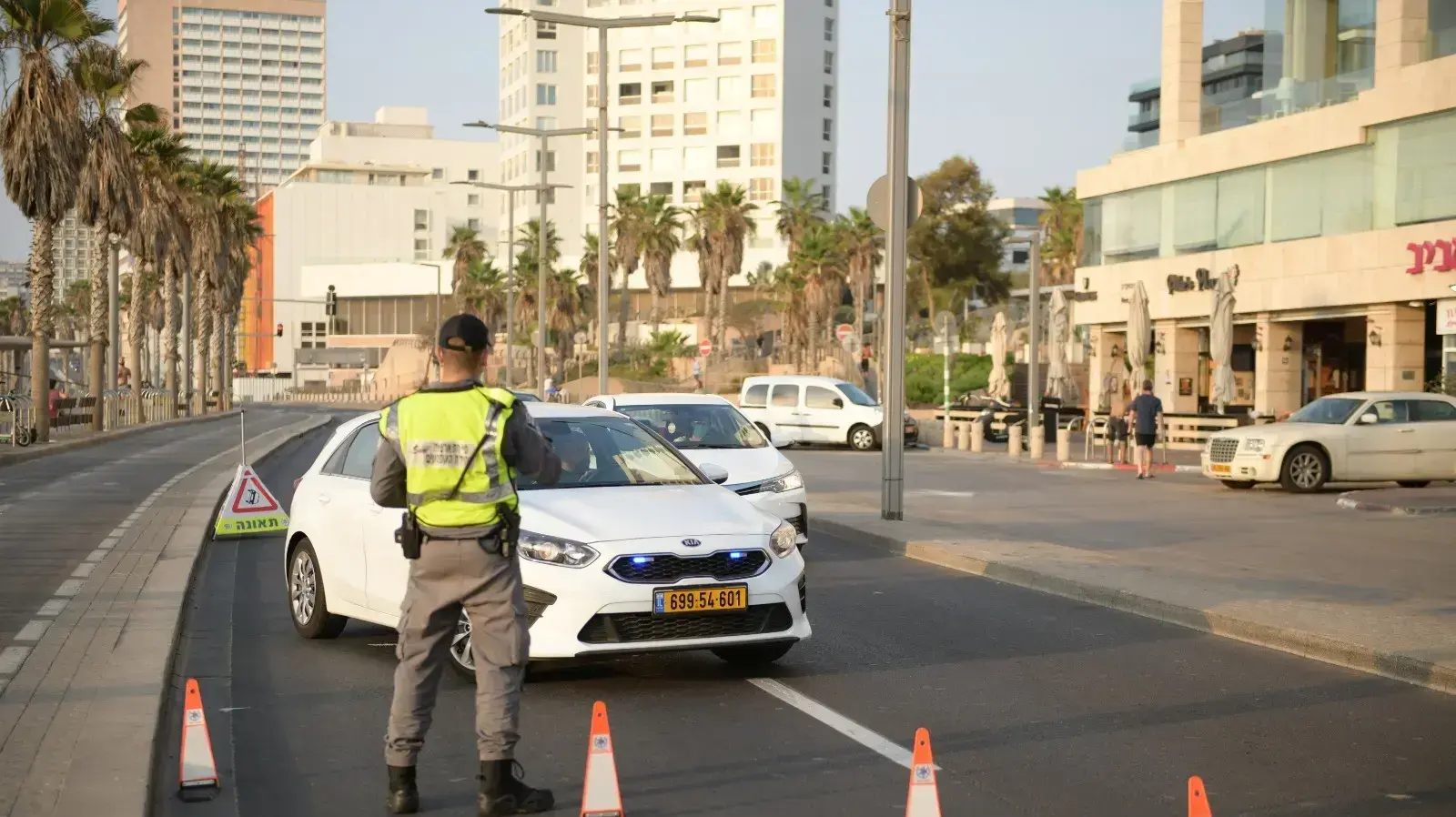 אכיפת הגבלות התנועה ברחבי הארץ במסגרת מבצע "אחריות מנצחת" של משטרת ישראל אכיפת הגבלות התנועה ברחבי הארץ במסגרת מבצע "אחריות מנצחת" של משטרת ישראל