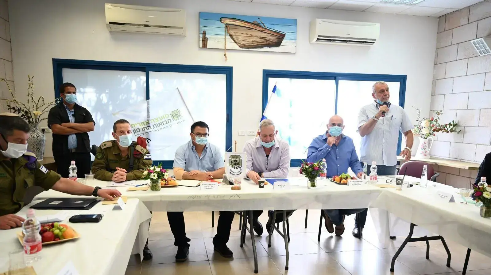 מימין לשמאל: ראש מועצת מבואות חרמון, בני בן מובחר, ראש מועצת מטה אשר ויו"ר פורום יישובי קו העימות, משה דוידוביץ, ראש הממשלה החליפי ושר הביטחון, בני גנץ, השר לנושאים אזרחיים וחברתיים במשרד הביטחון, מיכאל ביטון, מפקד פיקוד צפון האלוף אמיר ברעם, תא"ל עופר וינטר. מימין לשמאל: ראש מועצת מבואות חרמון, בני בן מובחר, ראש מועצת מטה אשר ויו"ר פורום יישובי קו העימות, משה דוידוביץ, ראש הממשלה החליפי ושר הביטחון, בני גנץ, השר לנושאים אזרחיים וחברתיים במשרד הביטחון, מיכאל ביטון, מפקד פיקוד צפון האלוף אמיר ברעם, תא"ל עופר וינטר.