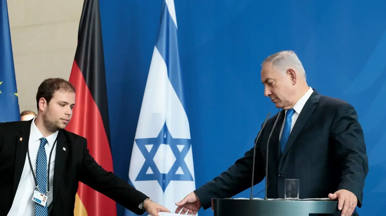 יועצו של רה"מ, טופז לוק מעביר את נאומו של רה"מ לקראת מסע"ת משתופת עם קנצלרית גרמניה, אנגלה מרקל 4 ביוני 2020 יועצו של רה"מ, טופז לוק מעביר את נאומו של רה"מ לקראת מסע"ת משתופת עם קנצלרית גרמניה, אנגלה מרקל 4 ביוני 2020