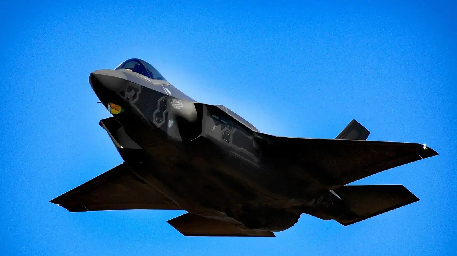F-35 עם נחיתתו בבסיס צבאי בבלגיה
 7 בספטמבר 2018 


