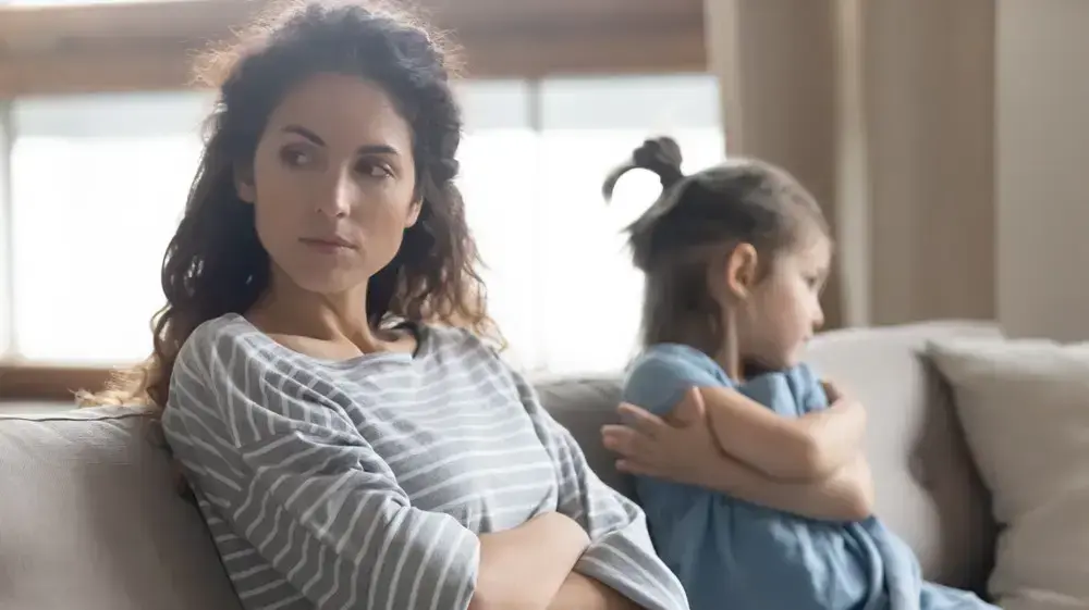 אמא וילדה מתוסכלות אמא וילדה מתוסכלות