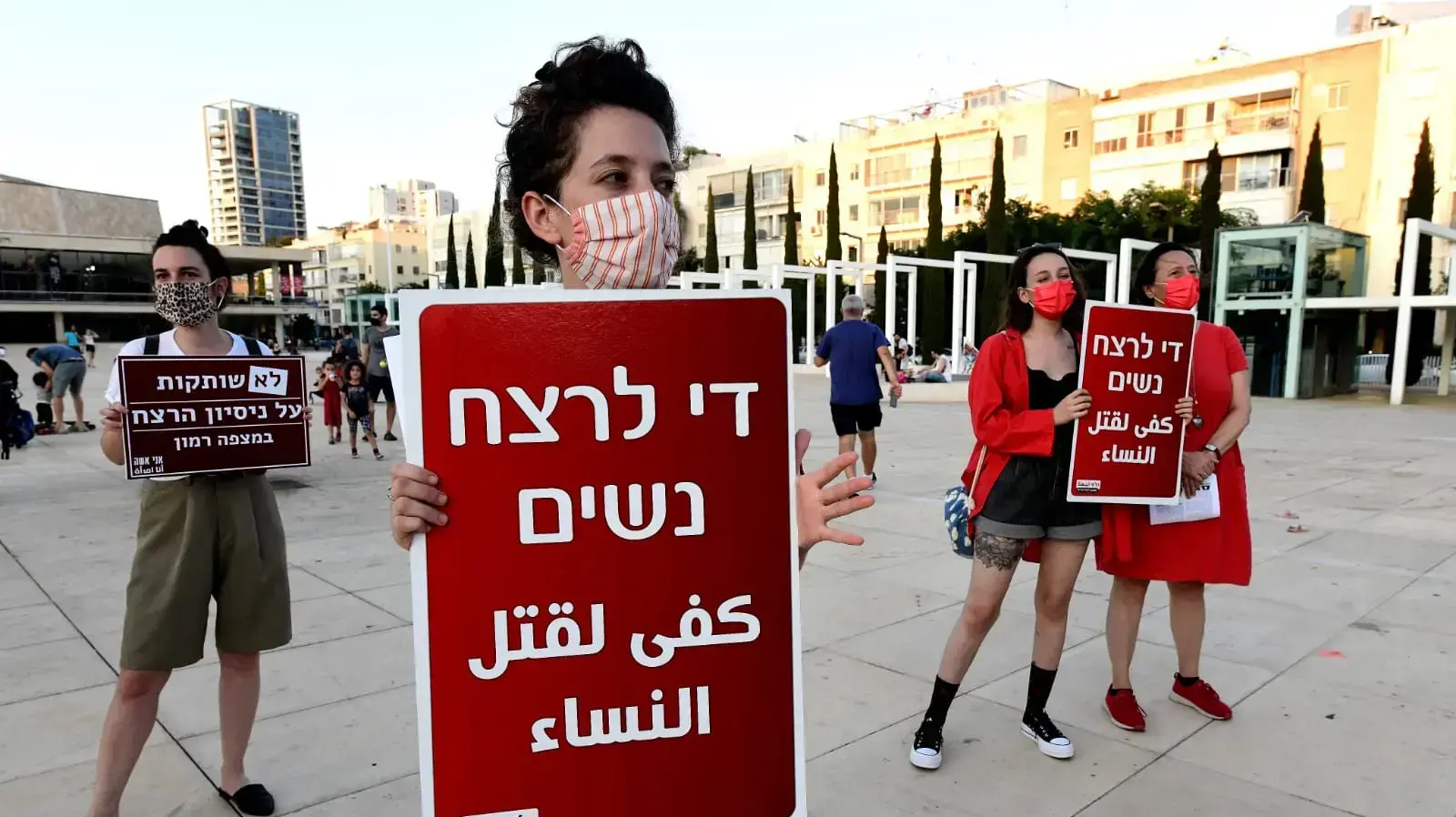 הפגנה נגד אלימות נגד נשים לאחר ניסיון הרצח במצפה רמון, כיכר הבימה ת"א, 22 בספטמבר 2020 הפגנה נגד אלימות נגד נשים לאחר ניסיון הרצח במצפה רמון, כיכר הבימה ת"א, 22 בספטמבר 2020
