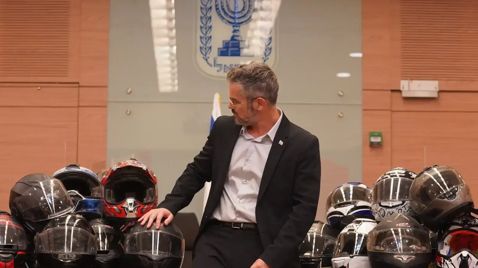 ראש ועדת המשנה לבטיחות בדרכים בועז טופורובסקי עם קסדות לציון ההרוגים בתאונות רכבים דו-גלגליים, 23 בספטמבר 2020 ראש ועדת המשנה לבטיחות בדרכים בועז טופורובסקי עם קסדות לציון ההרוגים בתאונות רכבים דו-גלגליים, 23 בספטמבר 2020