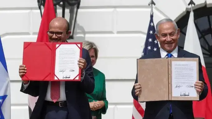 ראש הממשלה בנימין נתניהו ושר החוץ של בחריין בטקס חתימת הסכמ נרמול היחסים בבית הלבן, 15 בספטמבר 2020 ראש הממשלה בנימין נתניהו ושר החוץ של בחריין בטקס חתימת הסכמ נרמול היחסים בבית הלבן, 15 בספטמבר 2020
