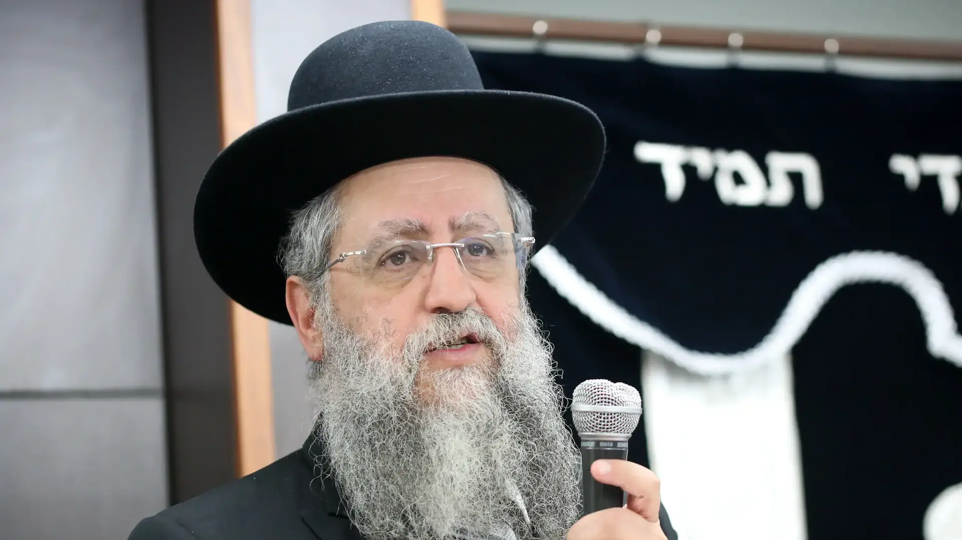 הרב דוד יוסף, במהלך העברת שיעור תורה בצפת 


