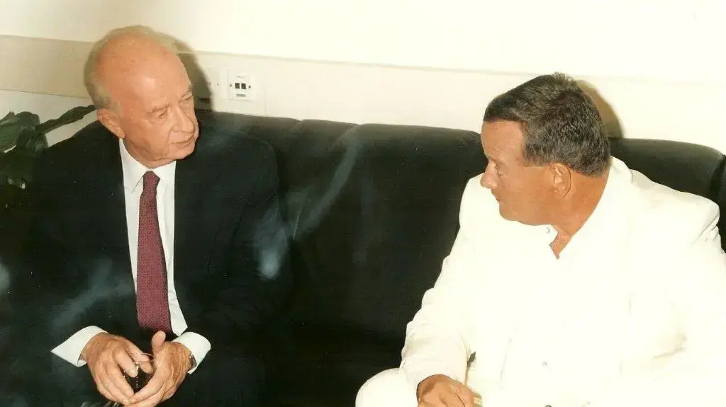 דן שילון עם יצחק רבין בתכנית "בשידור חי" דן שילון עם יצחק רבין בתכנית "בשידור חי"
