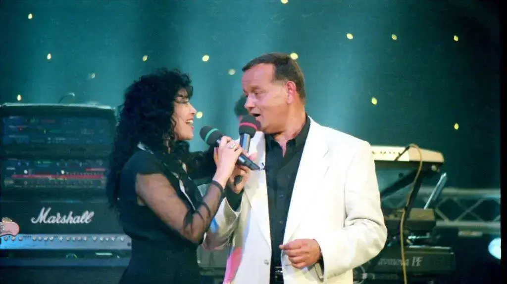 דן שילון עם עפרה חזה בתכנית "בשידור חי דן שילון מארח" דן שילון עם עפרה חזה בתכנית "בשידור חי דן שילון מארח"