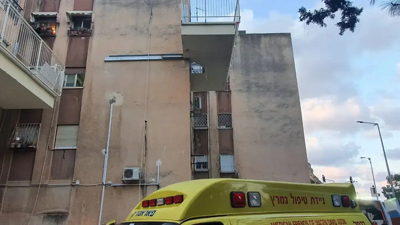 זירת מותה של אישה שנהרגה בקריסת חלק ממרפסת שנוספה לבניין בחיפה 24 בספטמבר 2020 זירת מותה של אישה שנהרגה בקריסת חלק ממרפסת שנוספה לבניין בחיפה 24 בספטמבר 2020