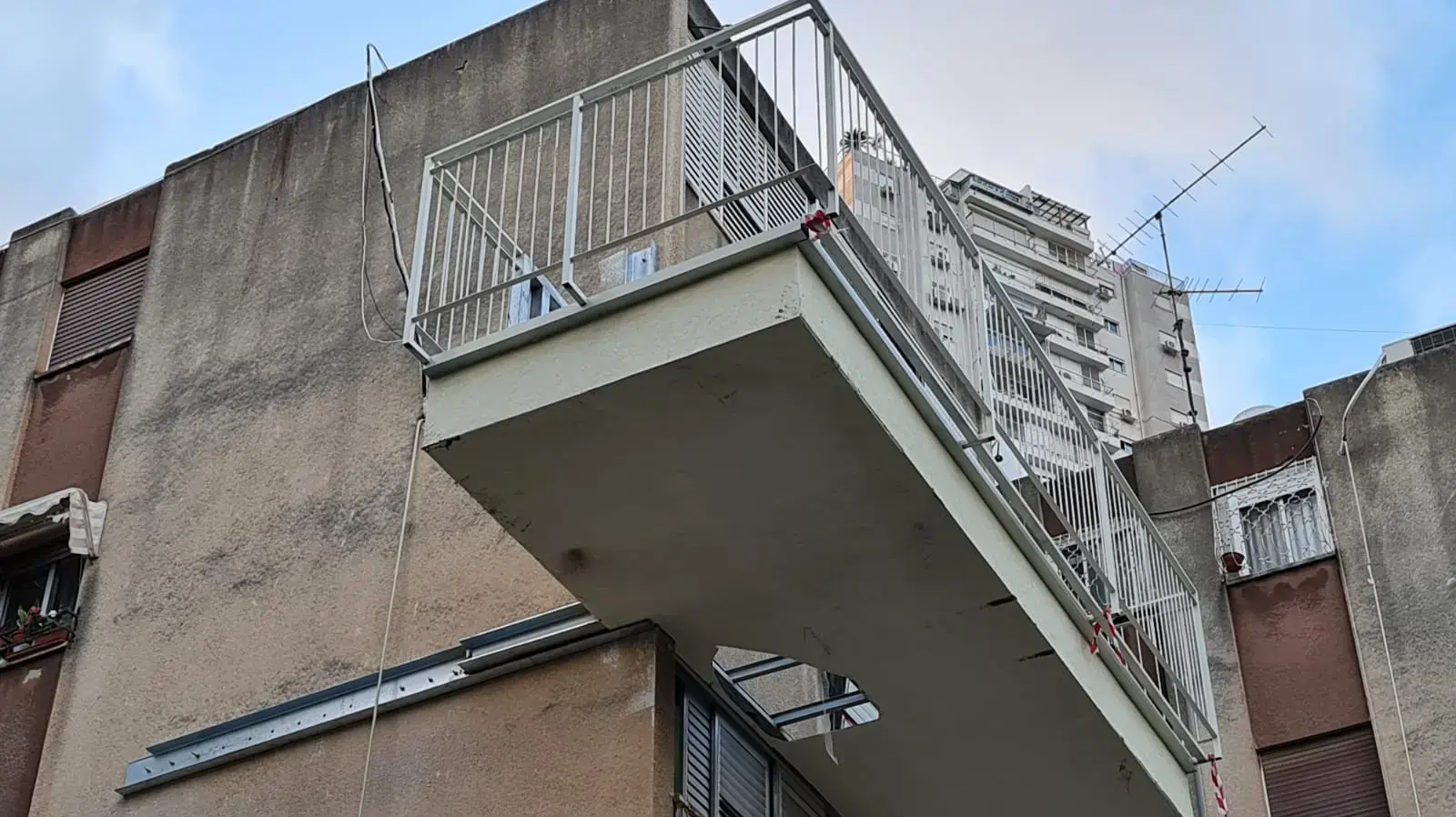 זירת מותה של אישה שנהרגה בקריסת חלק ממרפסת שנוספה לבניין בחיפה 24 בספטמבר 2020 זירת מותה של אישה שנהרגה בקריסת חלק ממרפסת שנוספה לבניין בחיפה 24 בספטמבר 2020