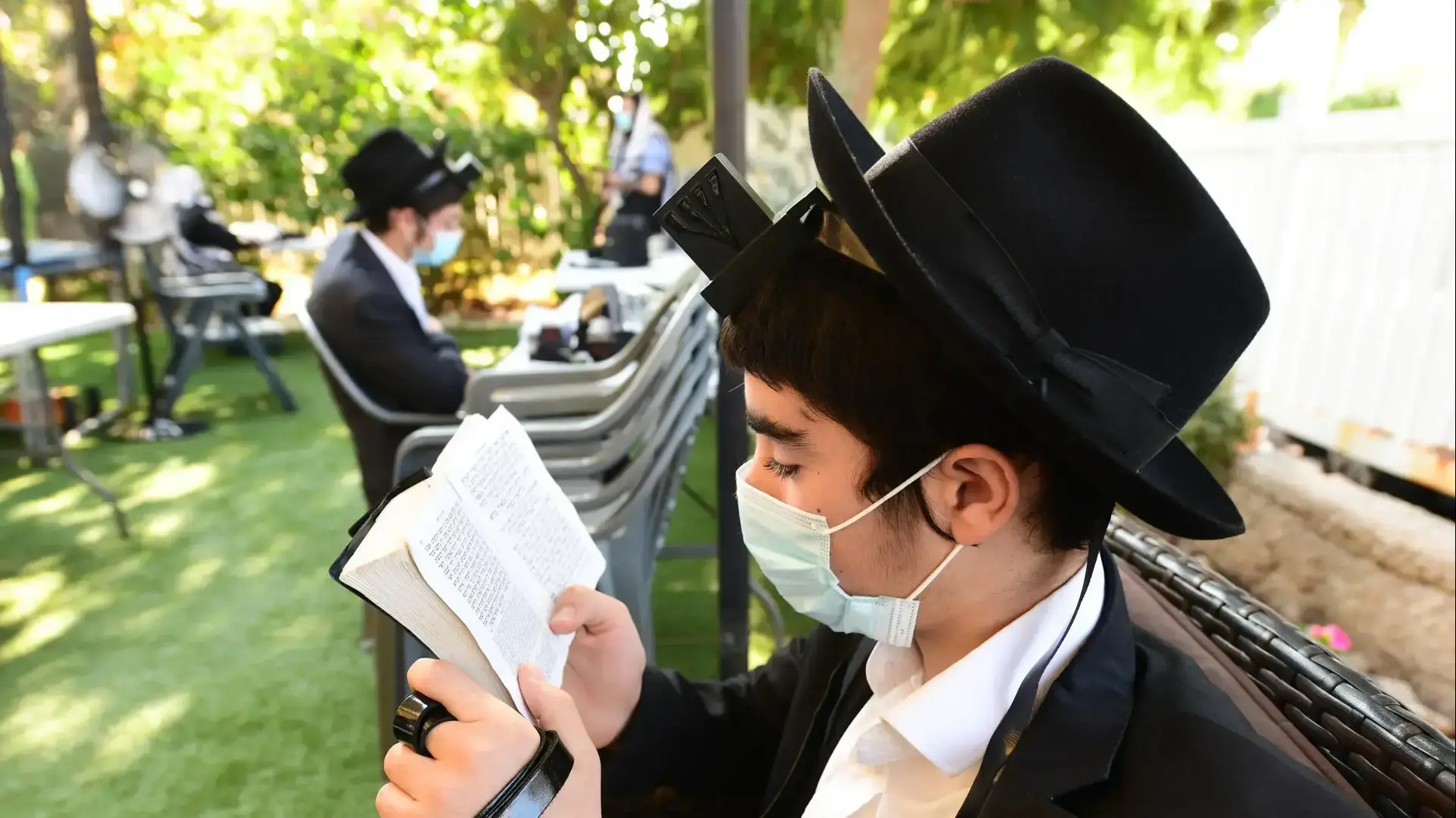 תפילות במרחבים פתוחים בכפר חב"ד בהתאם להגבלות הקורונה 25 בספטמבר 2020