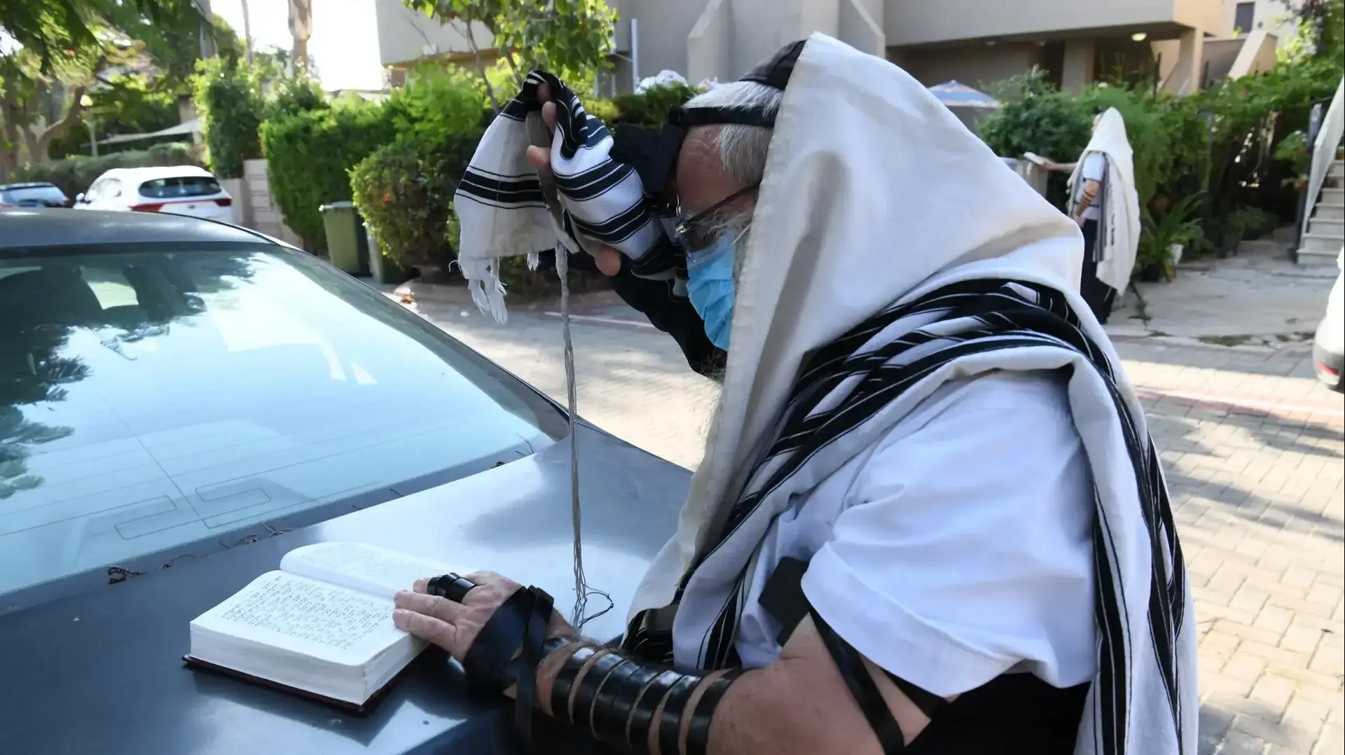 תפילות במרחבים פתוחים בכפר חב"ד בהתאם להגבלות הקורונה 25 בספטמבר 2020