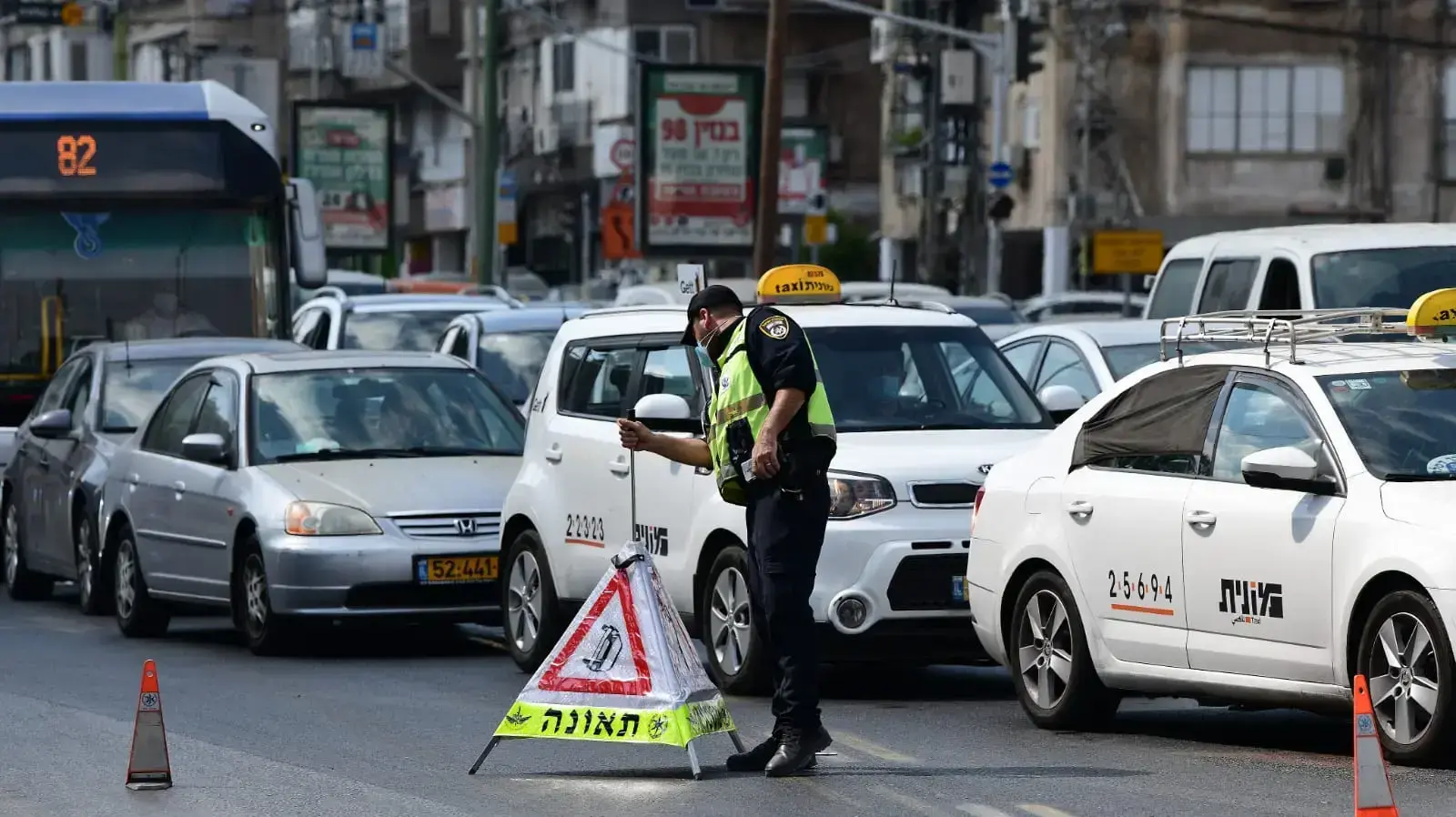 ברקע כניסתו של הסגר בעקבות העלייה בתחלואה |
מחסום משטרתי בציר ז'בוטינסקי 25 בספטמבר 2020
ברקע כניסתו של הסגר בעקבות העלייה בתחלואה |
מחסום משטרתי בציר ז'בוטינסקי 25 בספטמבר 2020