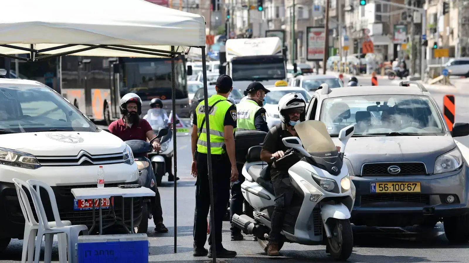 ברקע כניסתו של הסגר בעקבות העלייה בתחלואה |
מחסום משטרתי בציר ז'בוטינסקי 25 בספטמבר 2020
ברקע כניסתו של הסגר בעקבות העלייה בתחלואה |
מחסום משטרתי בציר ז'בוטינסקי 25 בספטמבר 2020