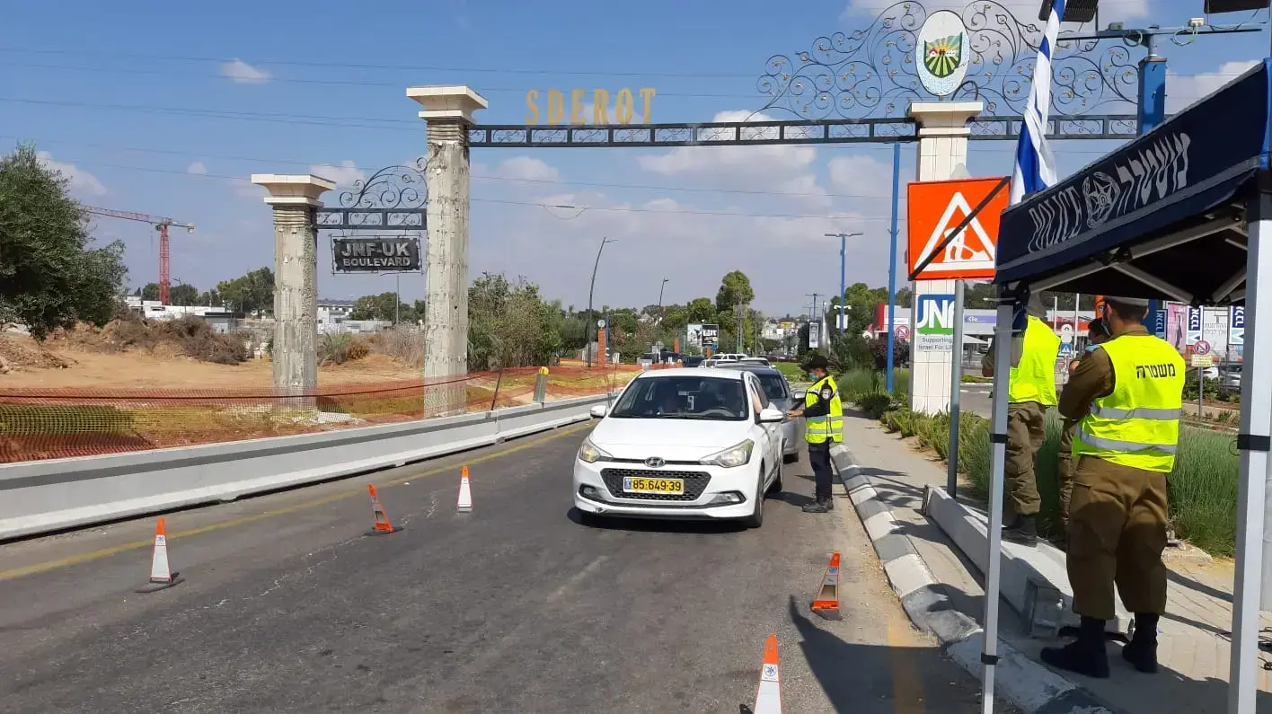 ברקע כניסתו של הסגר בעקבות העלייה בתחלואה |
מחסום משטרתי בכניסה לשדרות 25 בספטמבר 2020 ברקע כניסתו של הסגר בעקבות העלייה בתחלואה |
מחסום משטרתי בכניסה לשדרות 25 בספטמבר 2020
