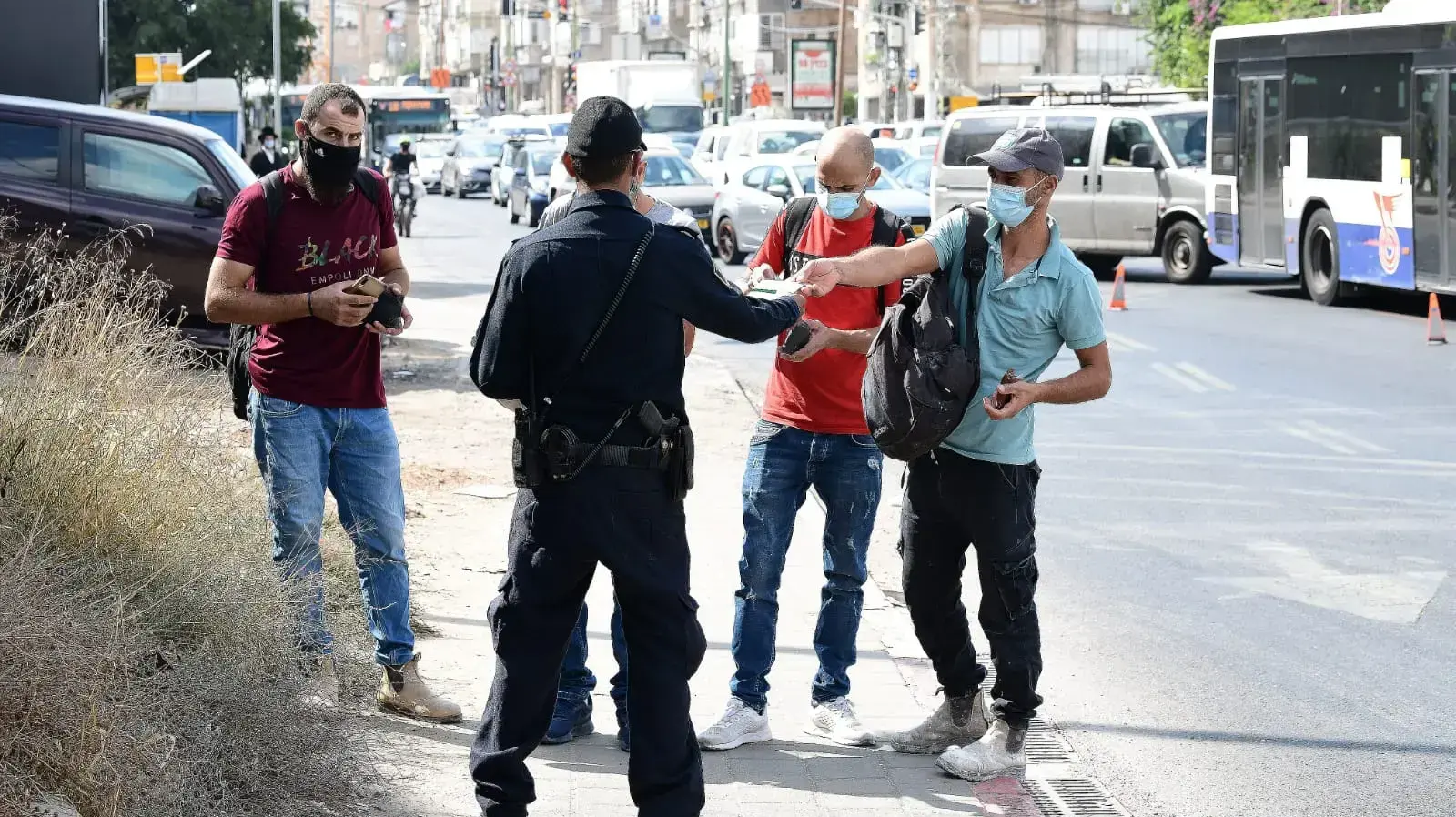 ברקע כניסתו של הסגר בעקבות העלייה בתחלואה |
מחסום משטרתי בציר ז'בוטינסקי 25 בספטמבר 2020 ברקע כניסתו של הסגר בעקבות העלייה בתחלואה |
מחסום משטרתי בציר ז'בוטינסקי 25 בספטמבר 2020