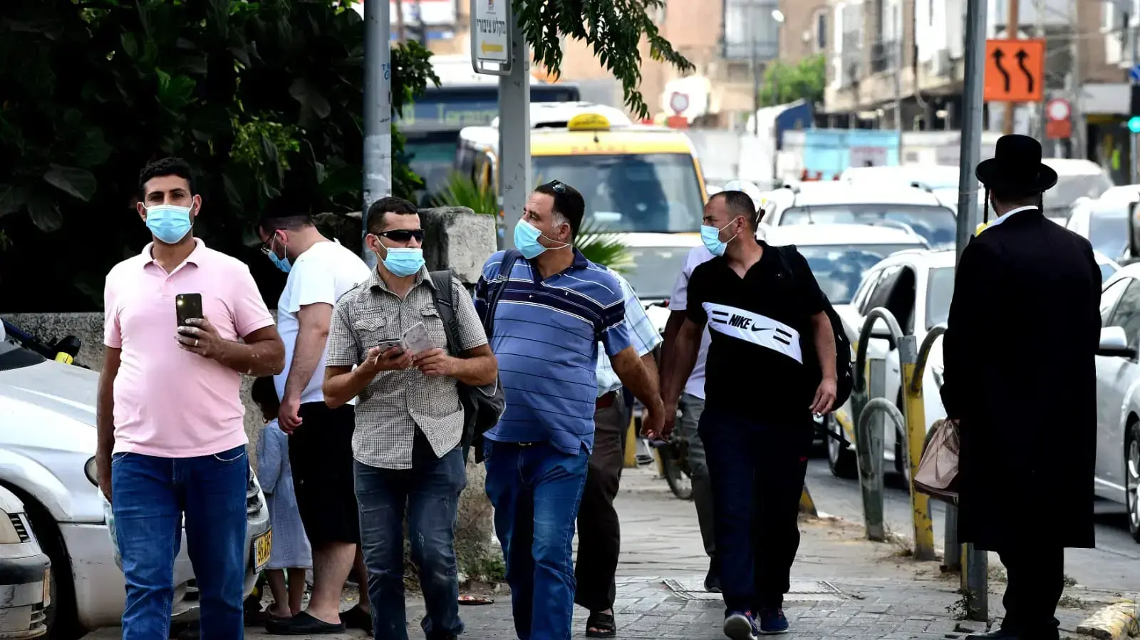 ברקע כניסתו של הסגר בעקבות העלייה בתחלואה |
פעולים פלסטינים עושים את דרכם להסעה בציר ז'בוטינסקי 25 בספטמבר 2020 ברקע כניסתו של הסגר בעקבות העלייה בתחלואה |
פעולים פלסטינים עושים את דרכם להסעה בציר ז'בוטינסקי 25 בספטמבר 2020