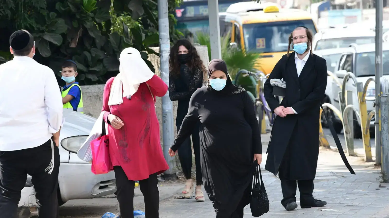 ברקע כניסתו של הסגר בעקבות העלייה בתחלואה | 
פעולים פלסטינים עושים את דרכם להסעה בציר ז'בוטינסקי 25 בספטמבר 2020