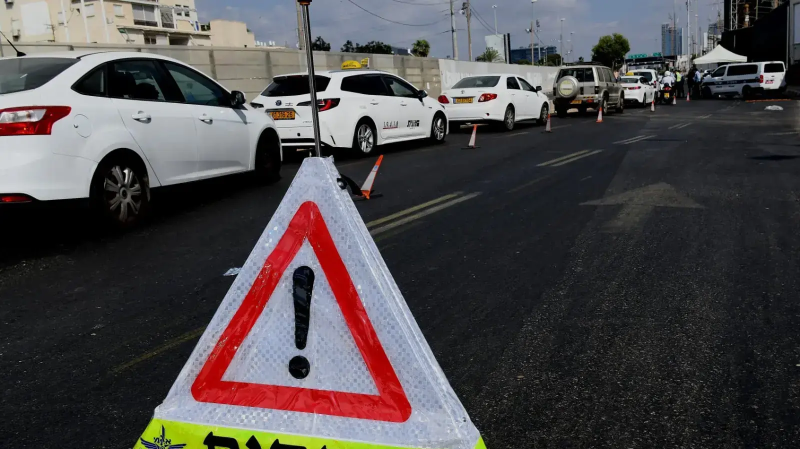ברקע כניסתו של הסגר בעקבות העלייה בתחלואה |
מחסום בציר ז'בוטינסקי 25 בספטמבר 2020 ברקע כניסתו של הסגר בעקבות העלייה בתחלואה |
מחסום בציר ז'בוטינסקי 25 בספטמבר 2020