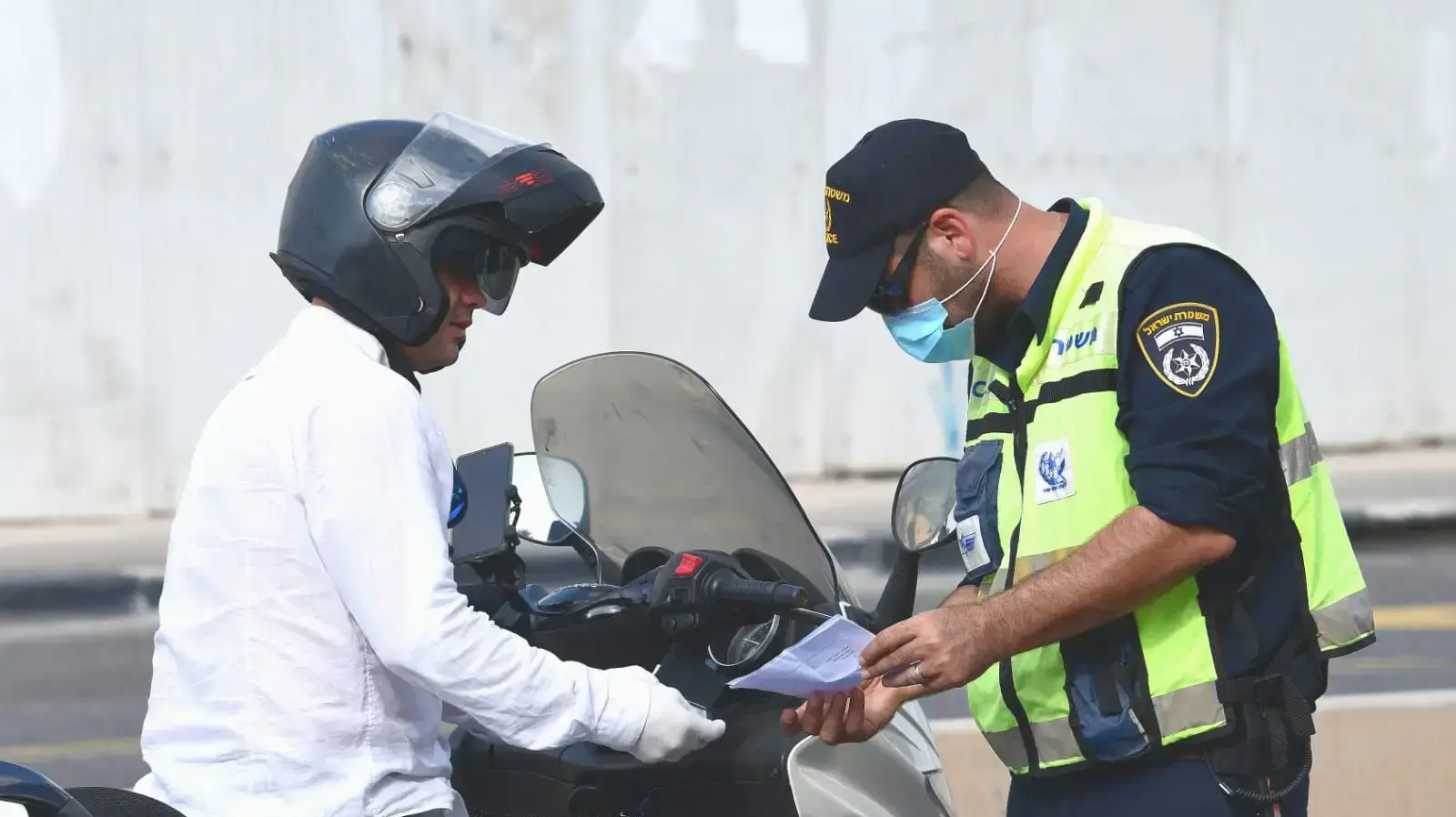 ברקע כניסתו של הסגר בעקבות העלייה בתחלואה | 
מחסום משטרתי בציר ז'בוטינסקי 25 בספטמבר 2020