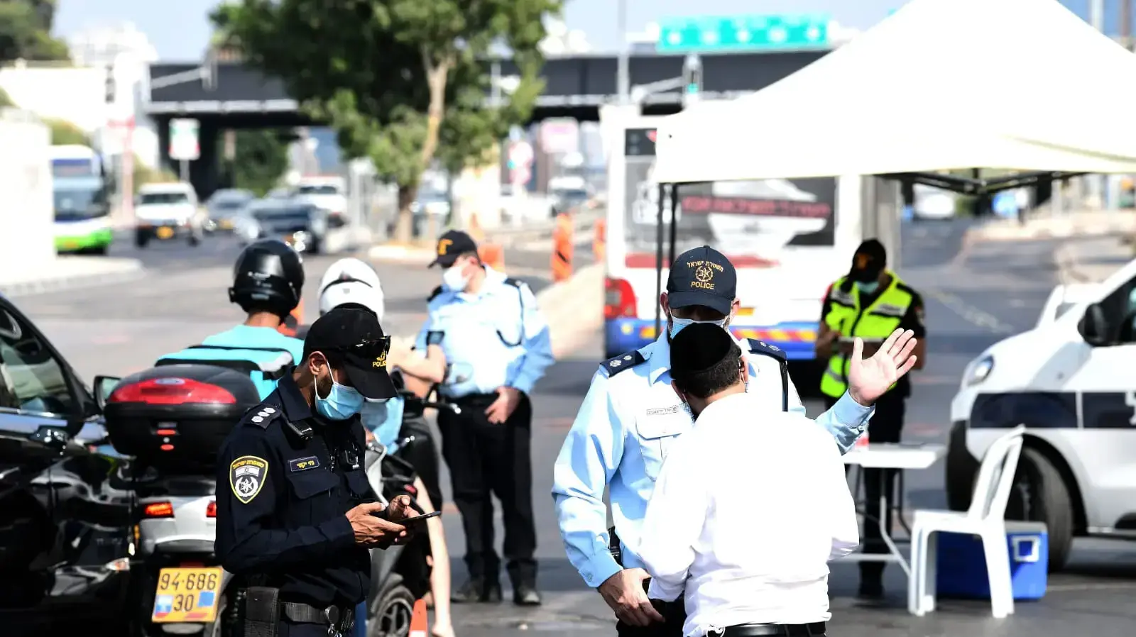 ברקע כניסתו של הסגר בעקבות העלייה בתחלואה |
מחסום משטרתי בציר ז'בוטינסקי 25 בספטמבר 2020 ברקע כניסתו של הסגר בעקבות העלייה בתחלואה |
מחסום משטרתי בציר ז'בוטינסקי 25 בספטמבר 2020