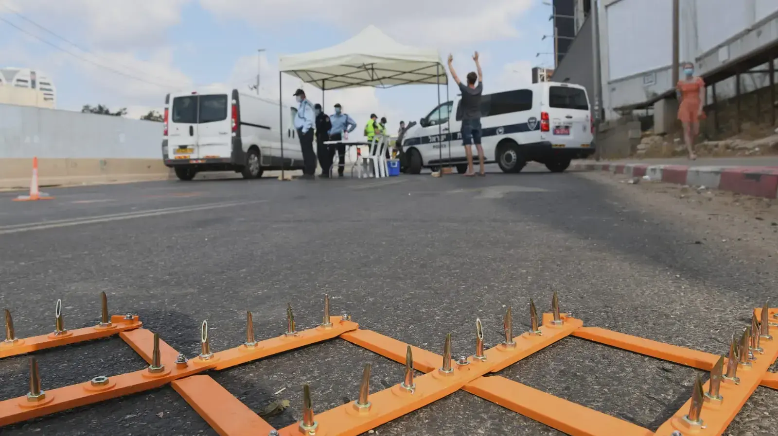 ברקע כניסתו של הסגר בעקבות העלייה בתחלואה |
מחסום משטרתי בציר ז'בוטינסקי 25 בספטמבר 2020 ברקע כניסתו של הסגר בעקבות העלייה בתחלואה |
מחסום משטרתי בציר ז'בוטינסקי 25 בספטמבר 2020